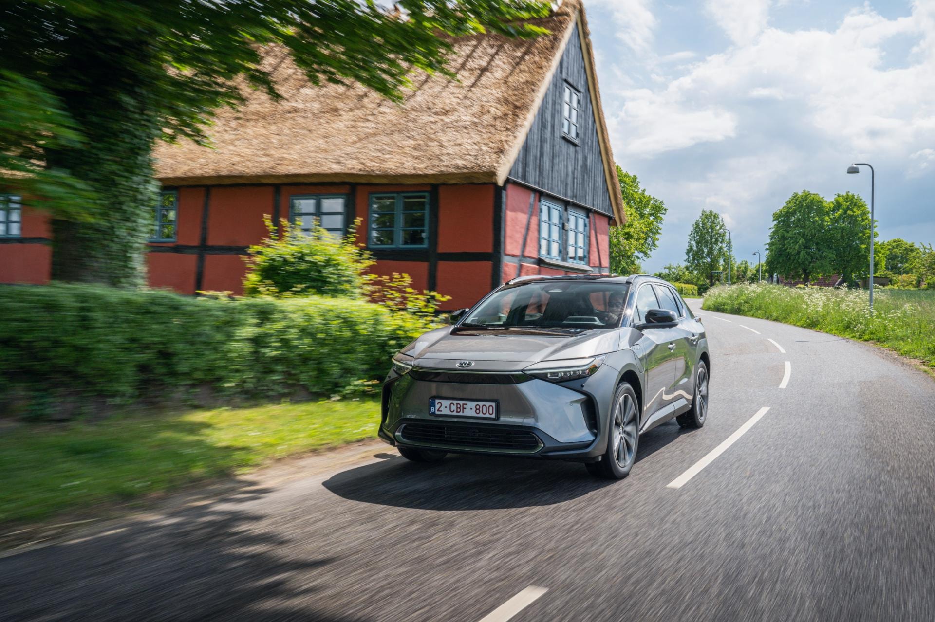 Vista delantera del Toyota bZ4X en un entorno rural, combinando tecnología y naturaleza.