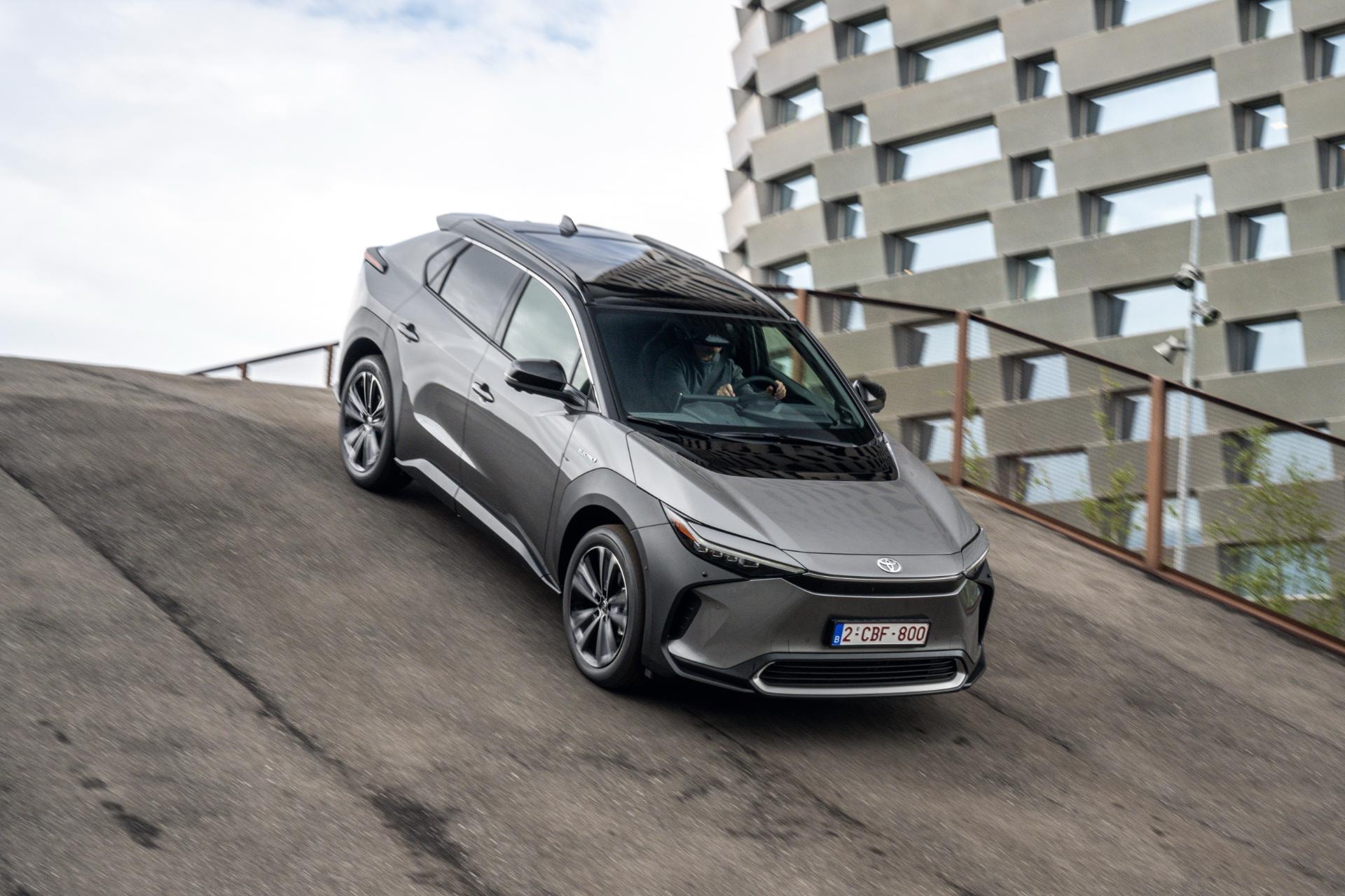 Imagen del Toyota bZ4X superando una inclinación, demostrando su capacidad y estabilidad.