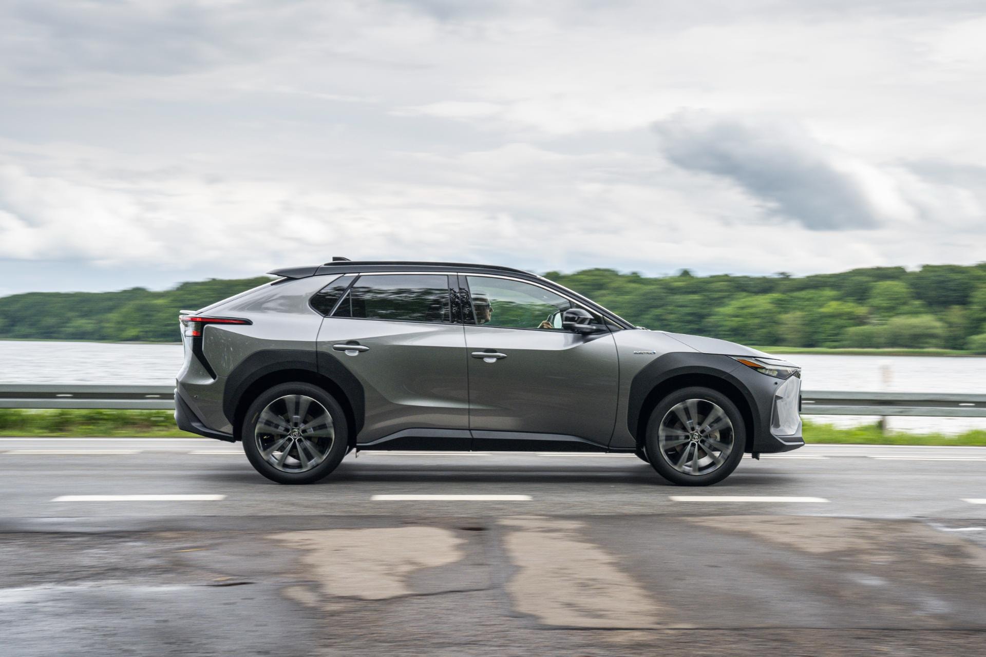 Toyota bZ4X capturado en movimiento lateral, evidenciando líneas y estilo.