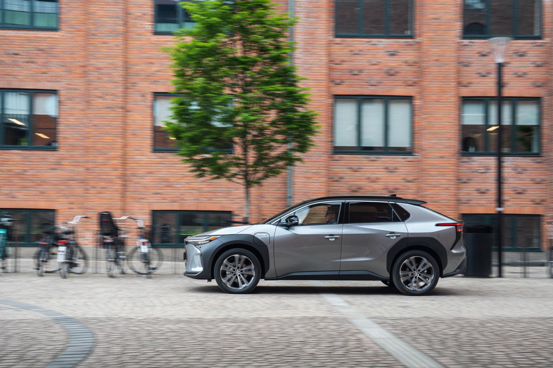 Toyota bZ4X en un entorno urbano, integrándose perfectamente en la vida cotidiana de la ciudad.