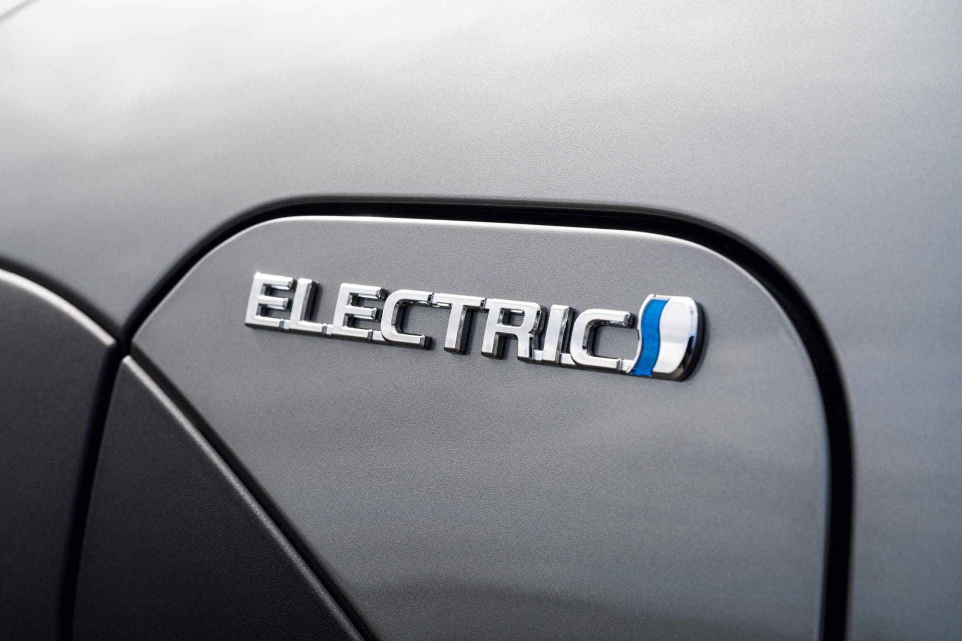 Detalle del emblema 'ELECTRIC' que acentúa su propulsión eléctrica.