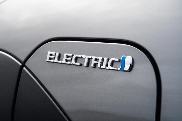 Detalle del emblema 'ELECTRIC' que acentúa su propulsión eléctrica. Detalle del emblema 'ELECTRIC' que acentúa su propulsión eléctrica.