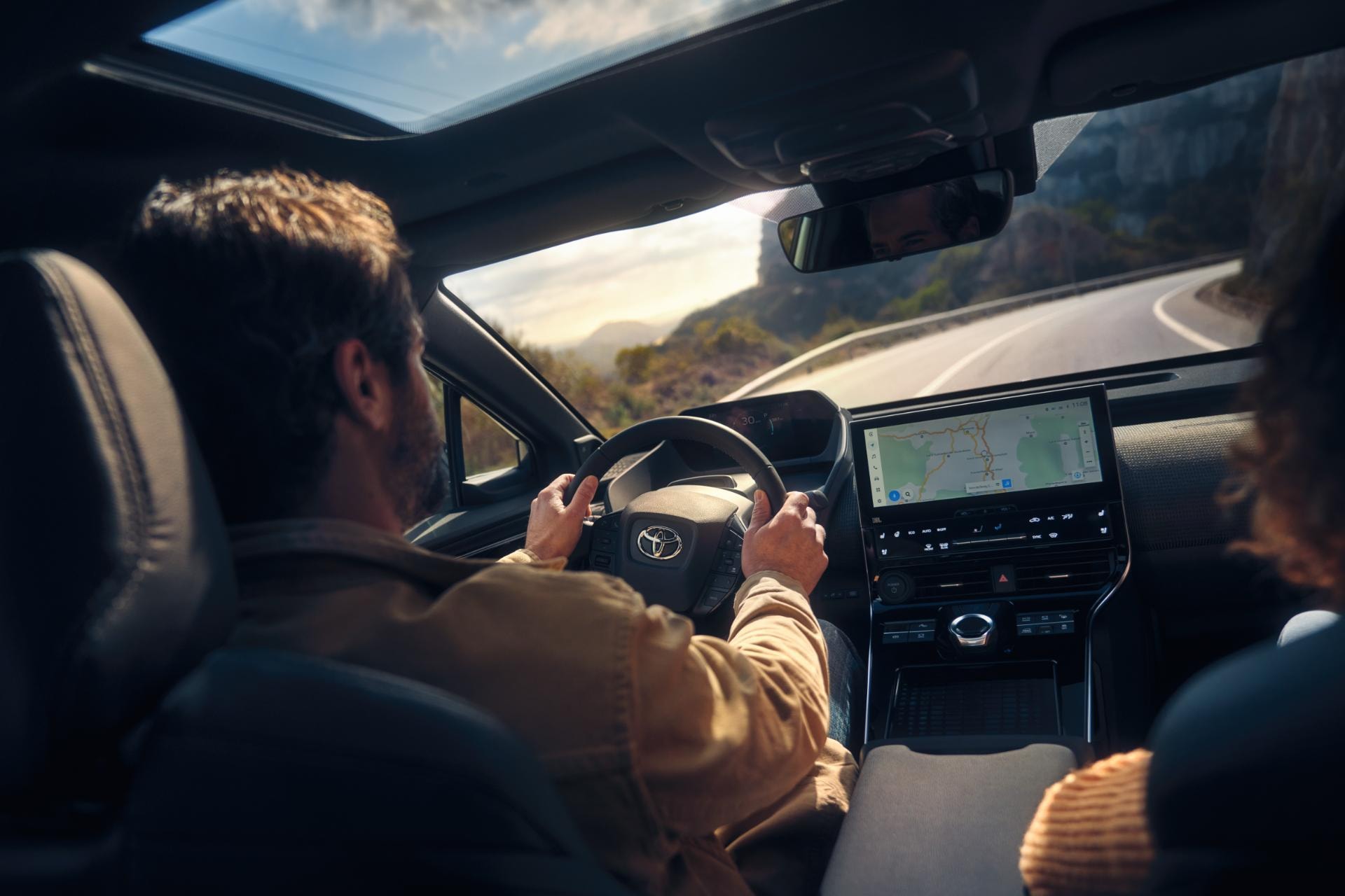 Interior del Toyota bZ4X desde la perspectiva del conductor.