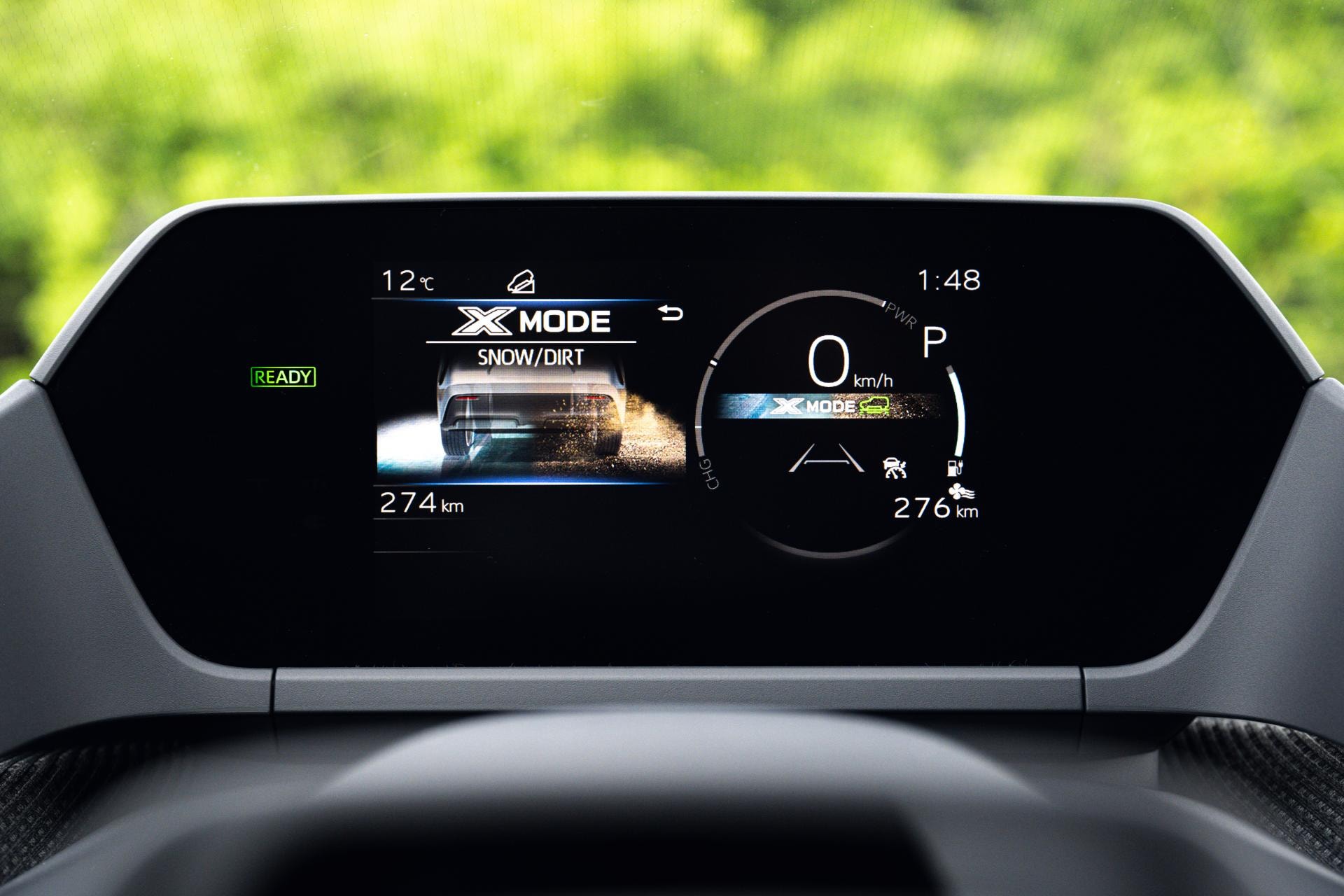 Pantalla digital mostrando información relevante de conducción.