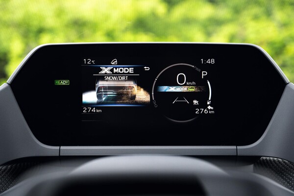 Pantalla digital mostrando información relevante de conducción. Pantalla digital mostrando información relevante de conducción.