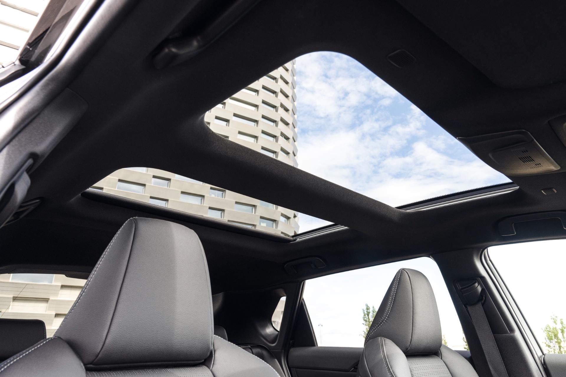 Techo solar panorámico del Toyota bZ4X, aportando luminosidad y amplitud.