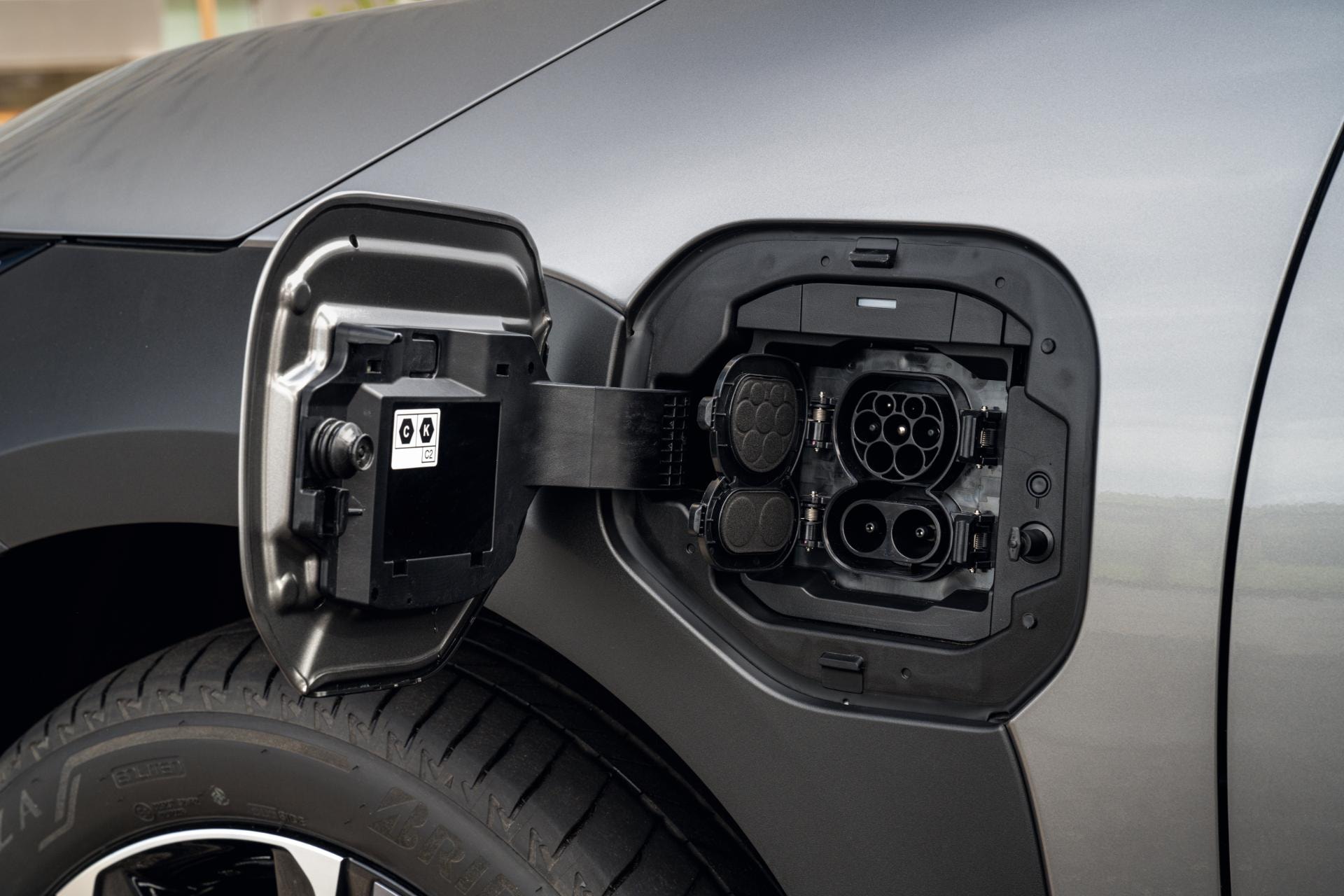 Conector de carga del vehículo eléctrico Toyota bZ4X.