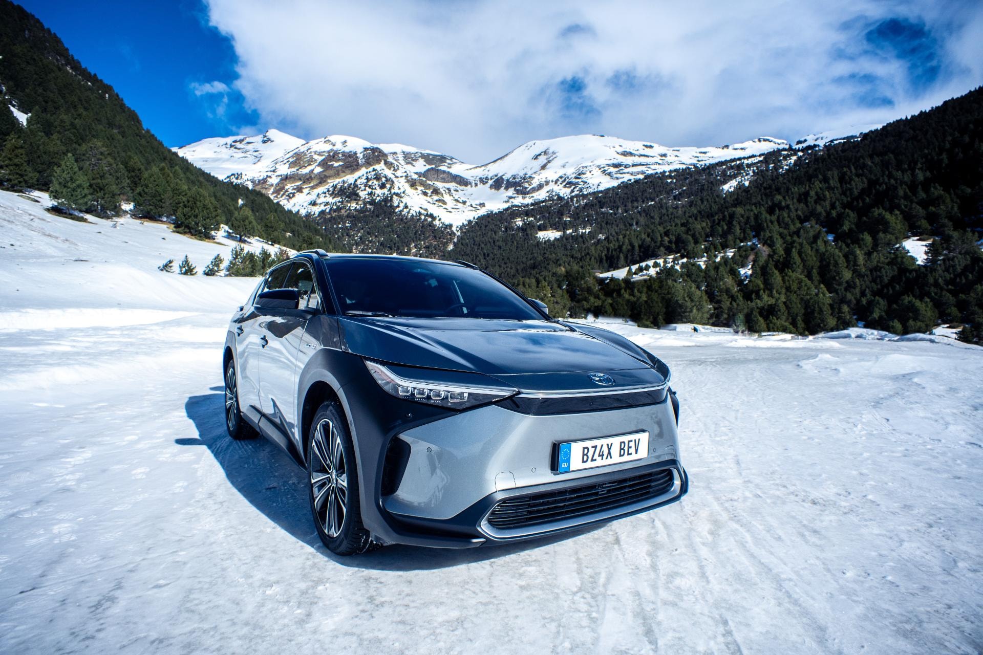 El Toyota bZ4X mostrando su frontal distintivo sobre un fondo nevado.