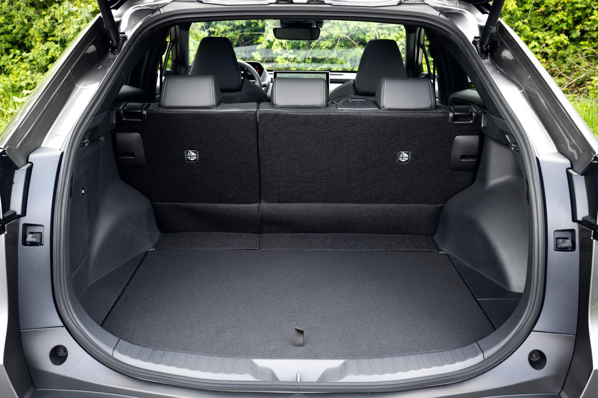 Espacioso maletero del Toyota bZ4X, mostrando su utilidad y capacidad.