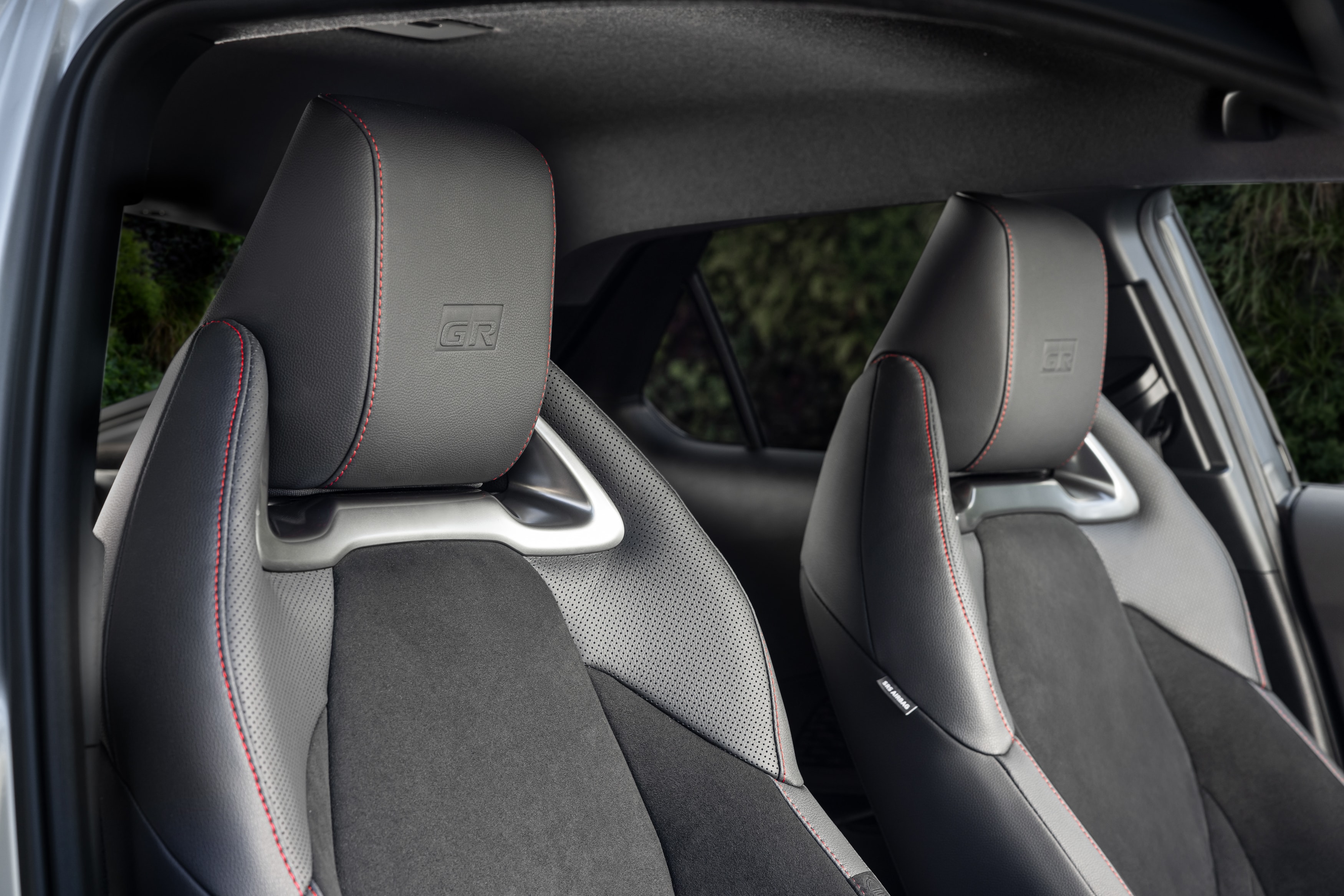 Vista de los asientos traseros enfatizando comodidad y diseño.