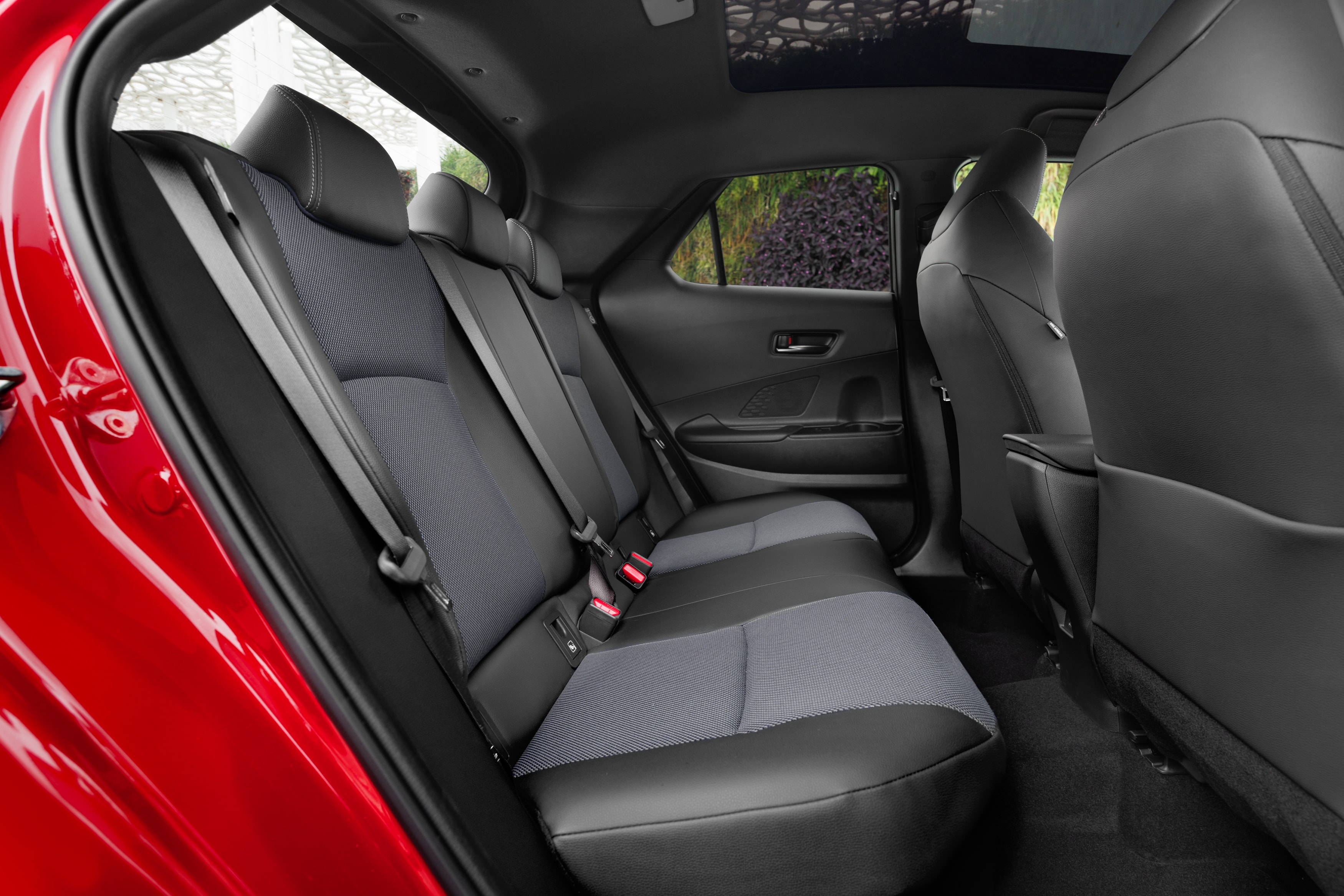 Espacio y comodidad en los asientos traseros del Toyota C-HR híbrido.