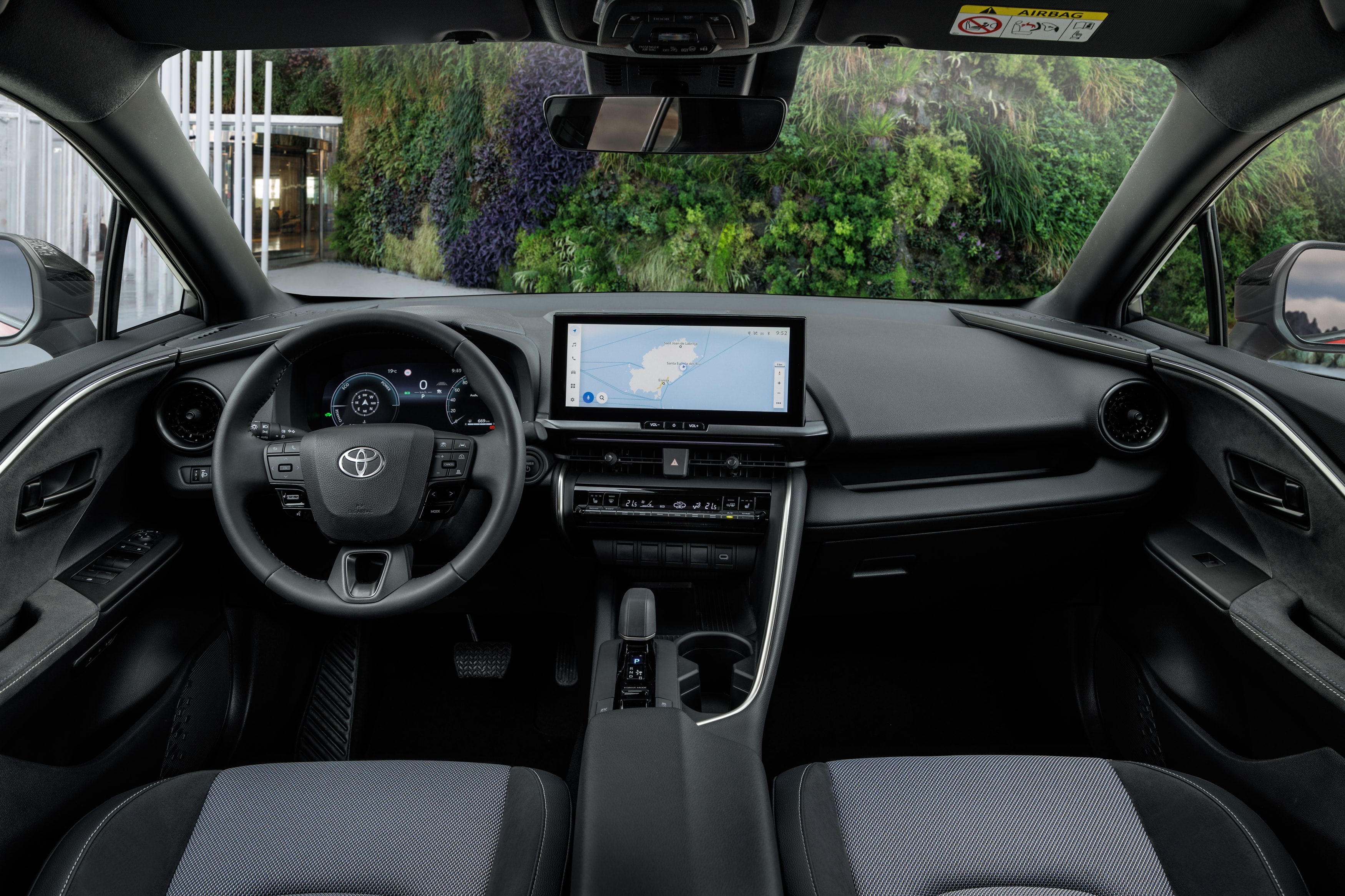 Sistema de infotainment y consola central del Toyota C-HR.