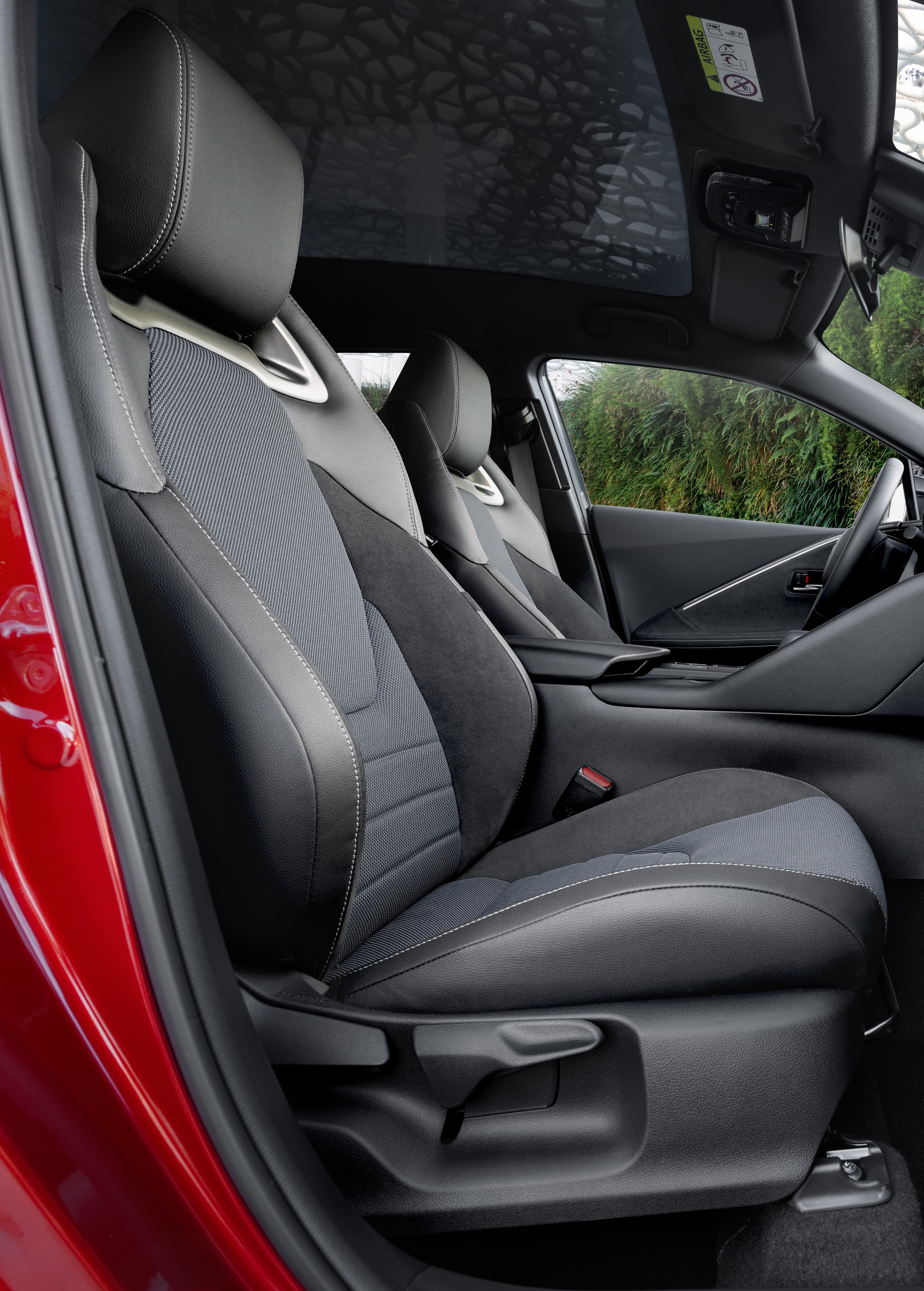 Detalle del asiento del piloto en un C-HR híbrido, destacando ergonomía.