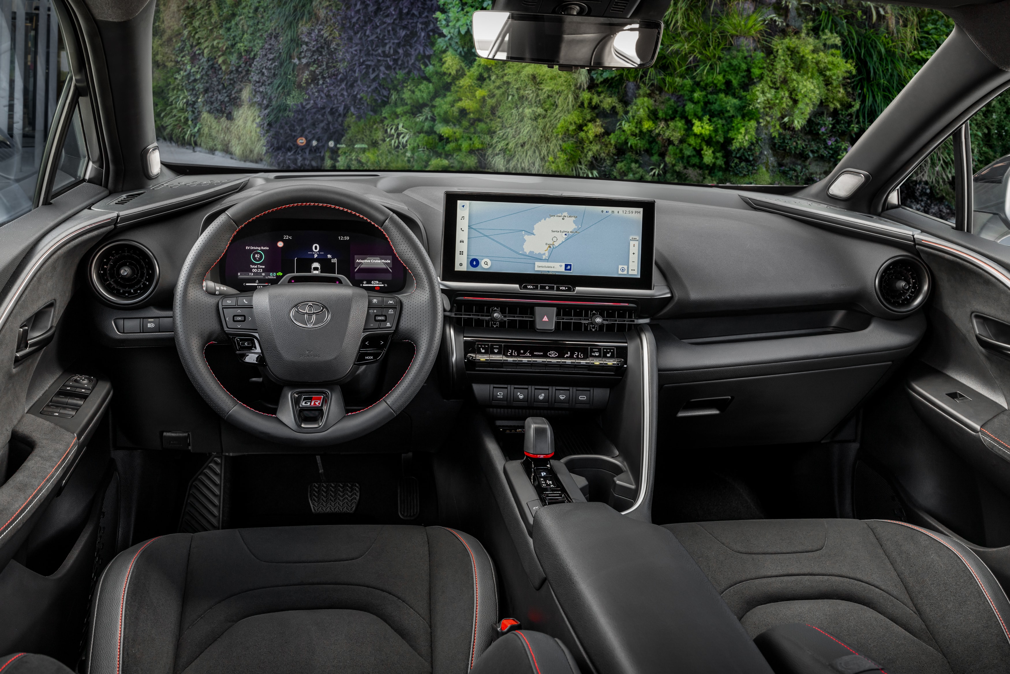 Vista panorámica de la cabina del Toyota C-HR híbrido.