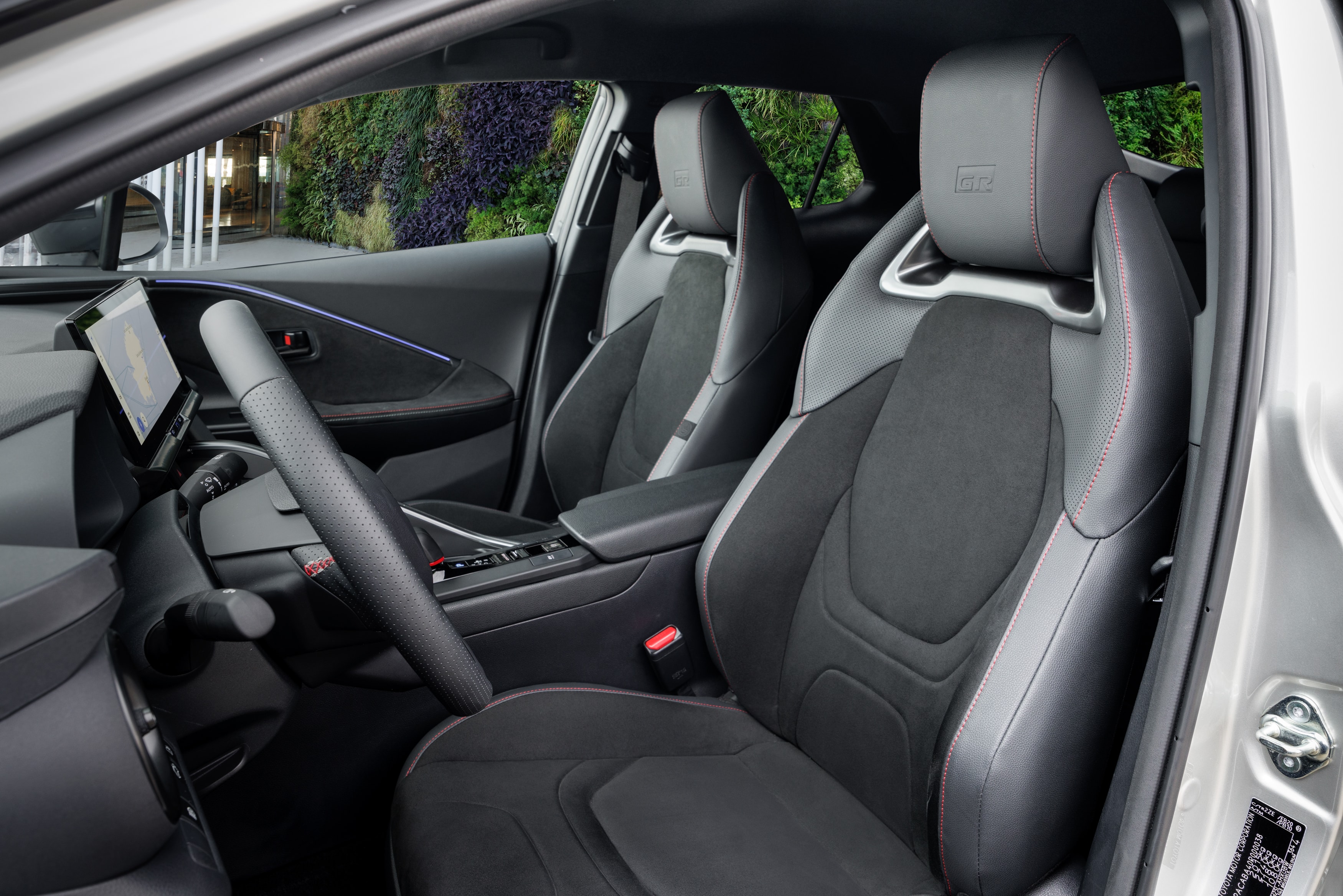 Asientos delanteros del Toyota C-HR híbrido, confort y estilo deportivo.