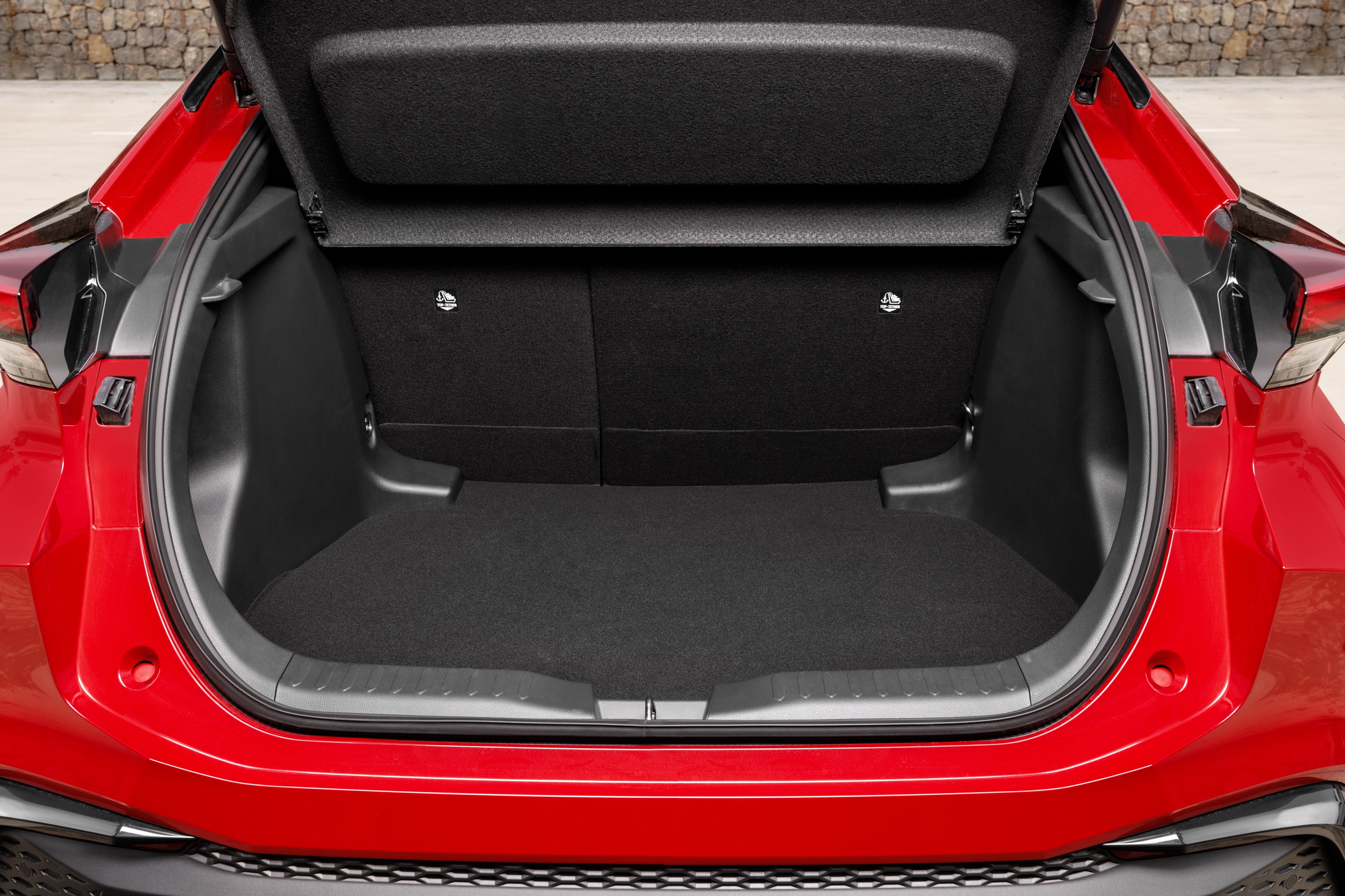 Espacio del maletero del Toyota C-HR, mostrando su capacidad y acabados.