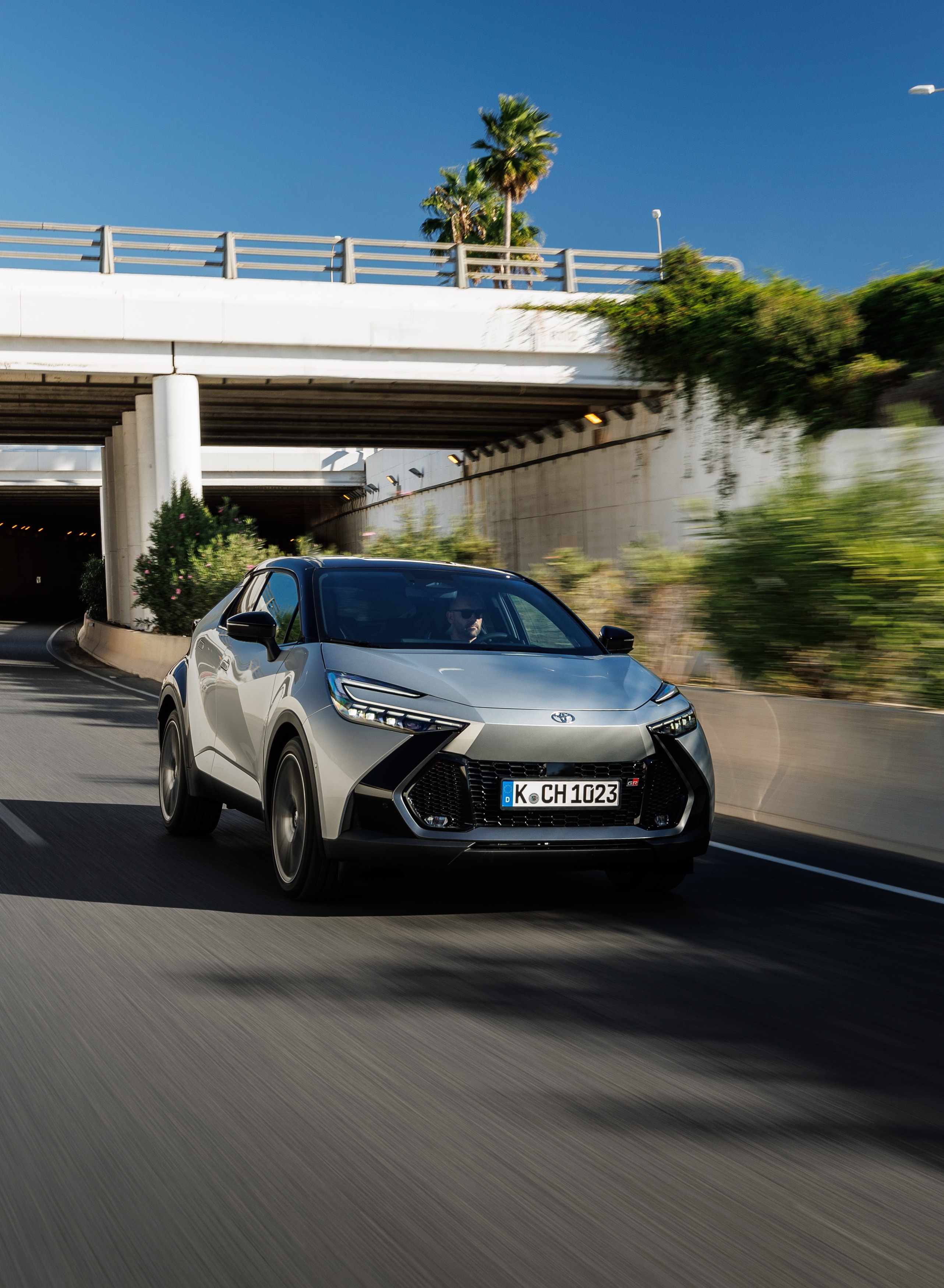 El Toyota C-HR híbrido en un entorno urbano, ideal para apreciar su adaptabilidad.