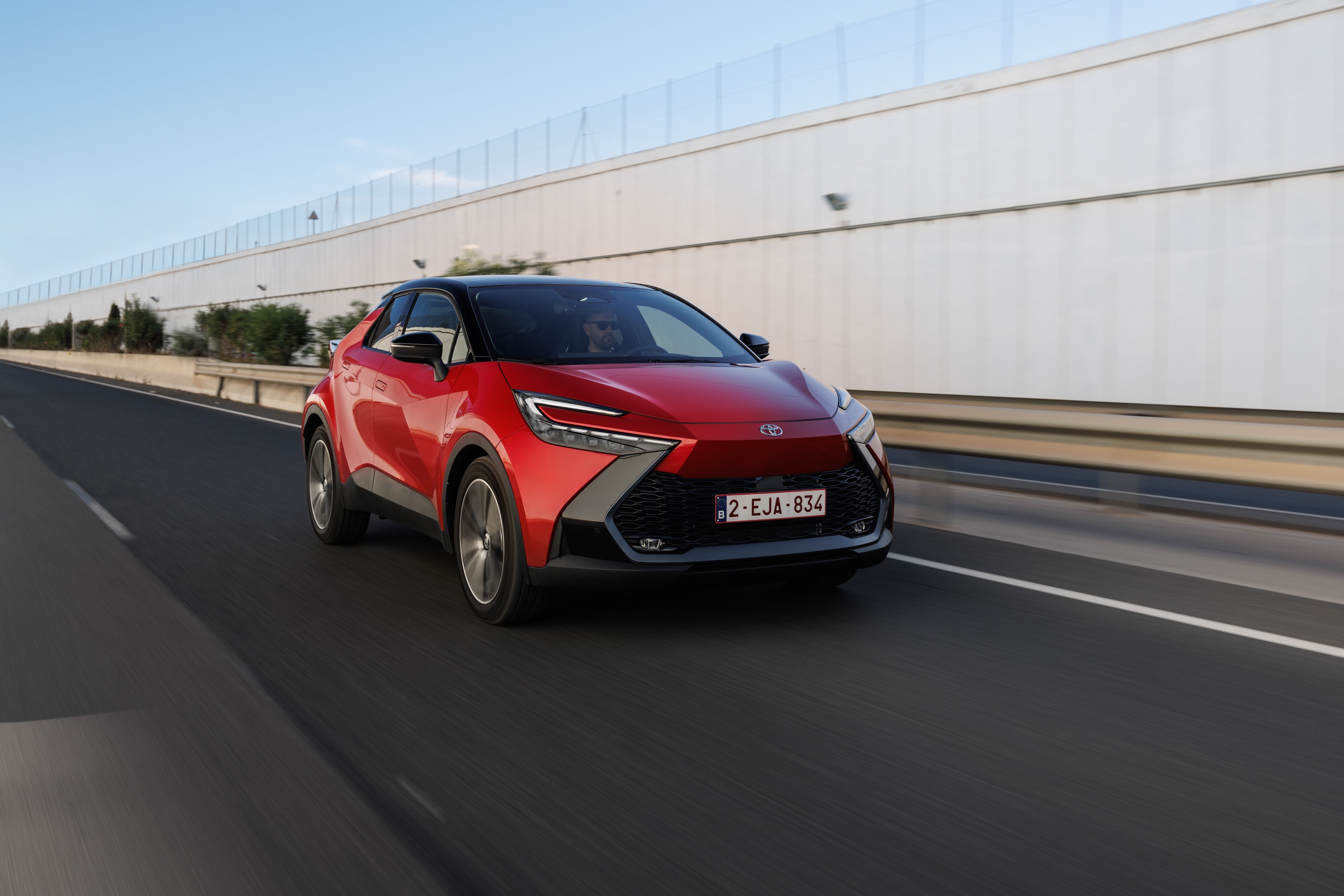 Vista dinámica del Toyota C-HR híbrido, destacando su frontal y línea lateral.