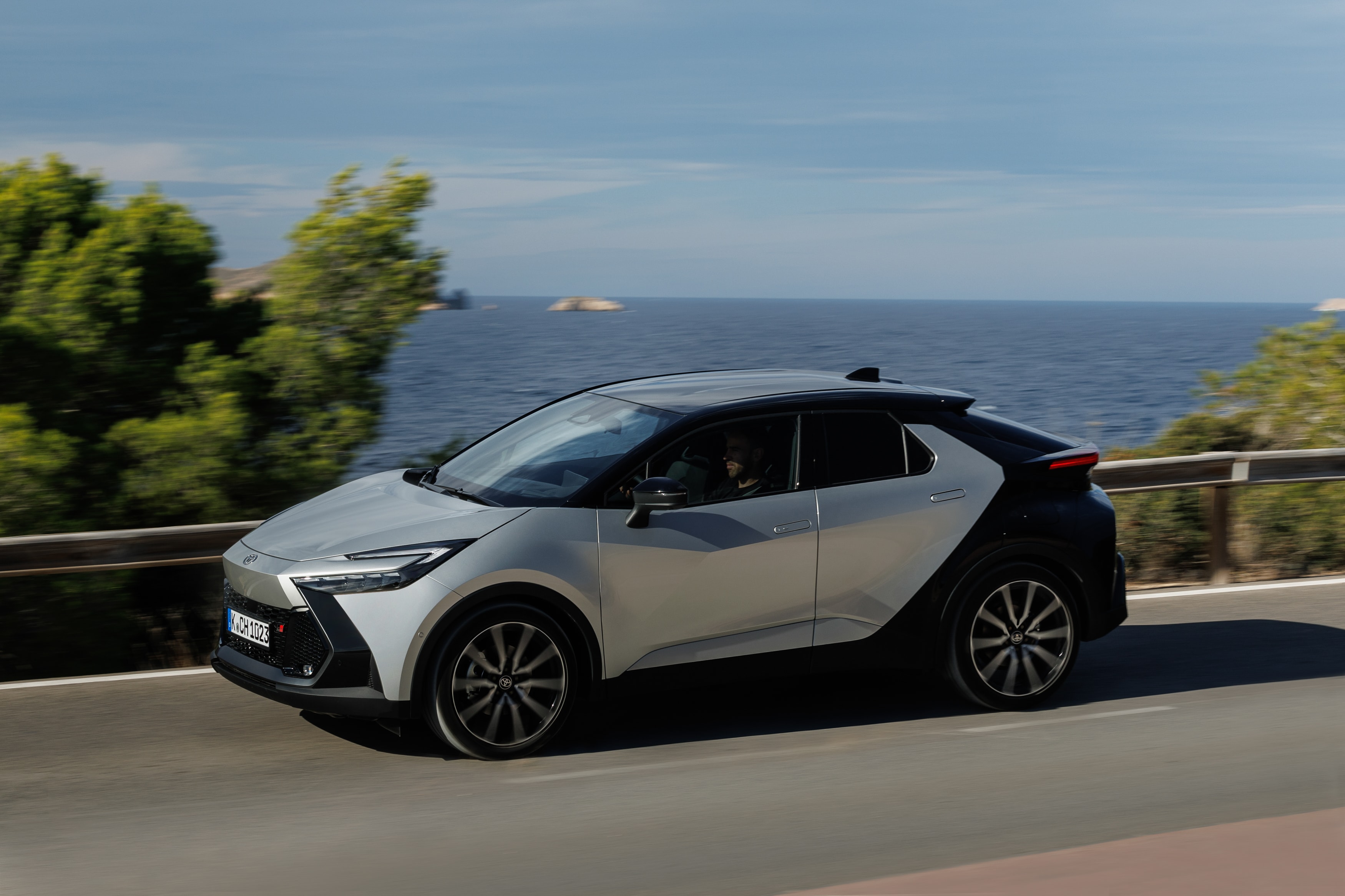 Imagen lateral del Toyota C-HR híbrido que muestra su diseño fluído y moderno.
