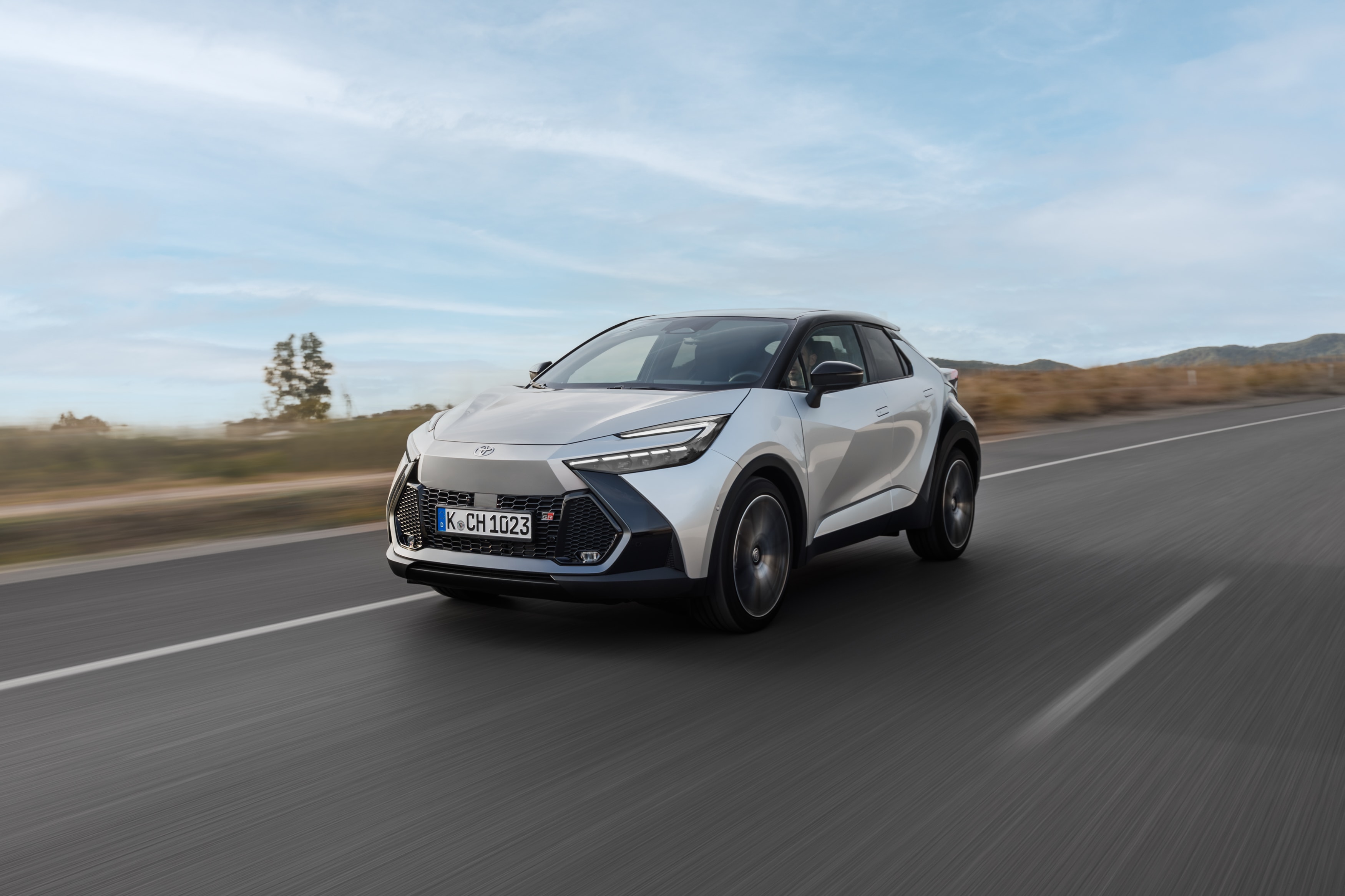 Perfil dinámico del Toyota C-HR híbrido en una carretera abierta.