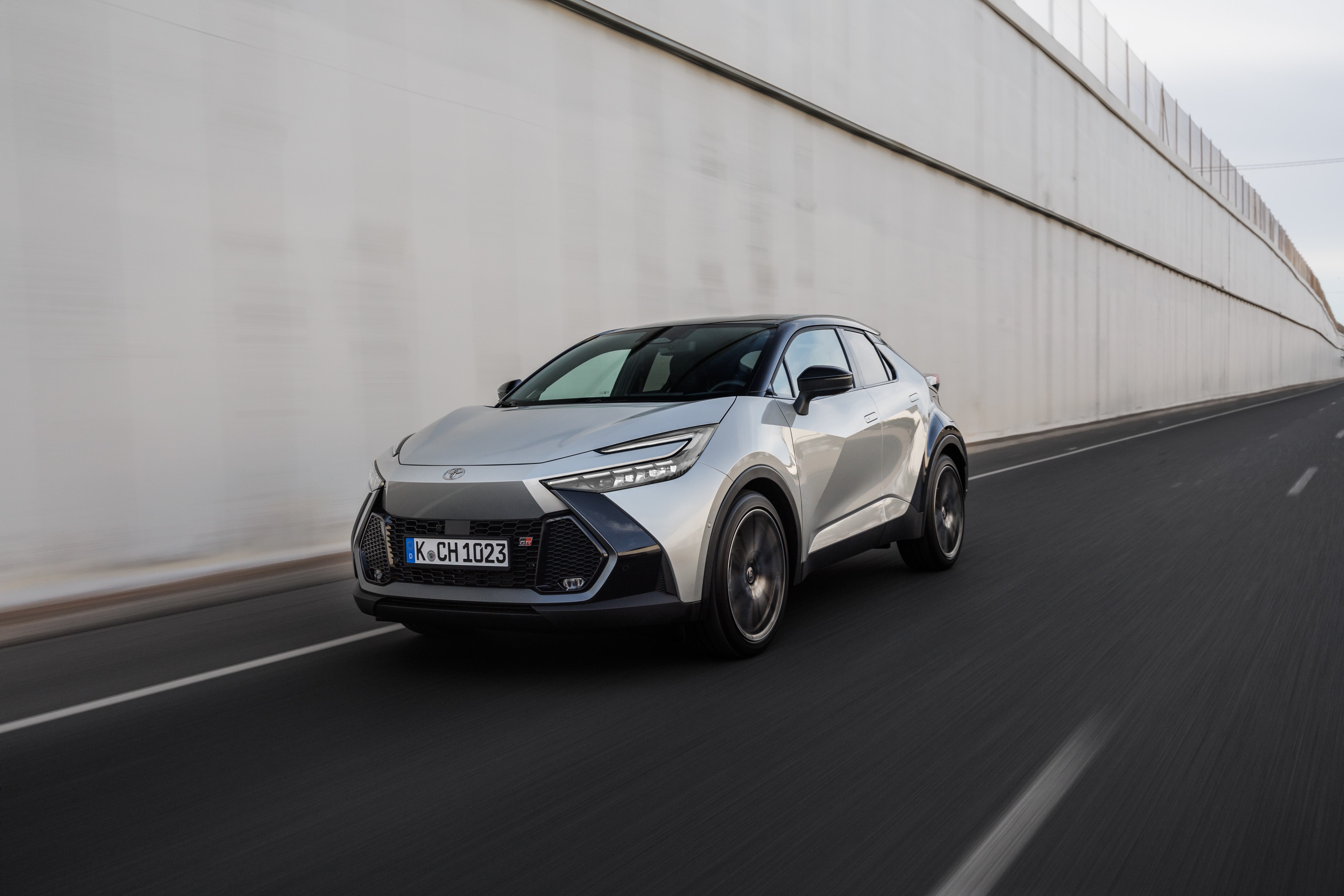 Perfil del Toyota C-HR híbrido en movimiento, con énfasis en su diseño lateral.