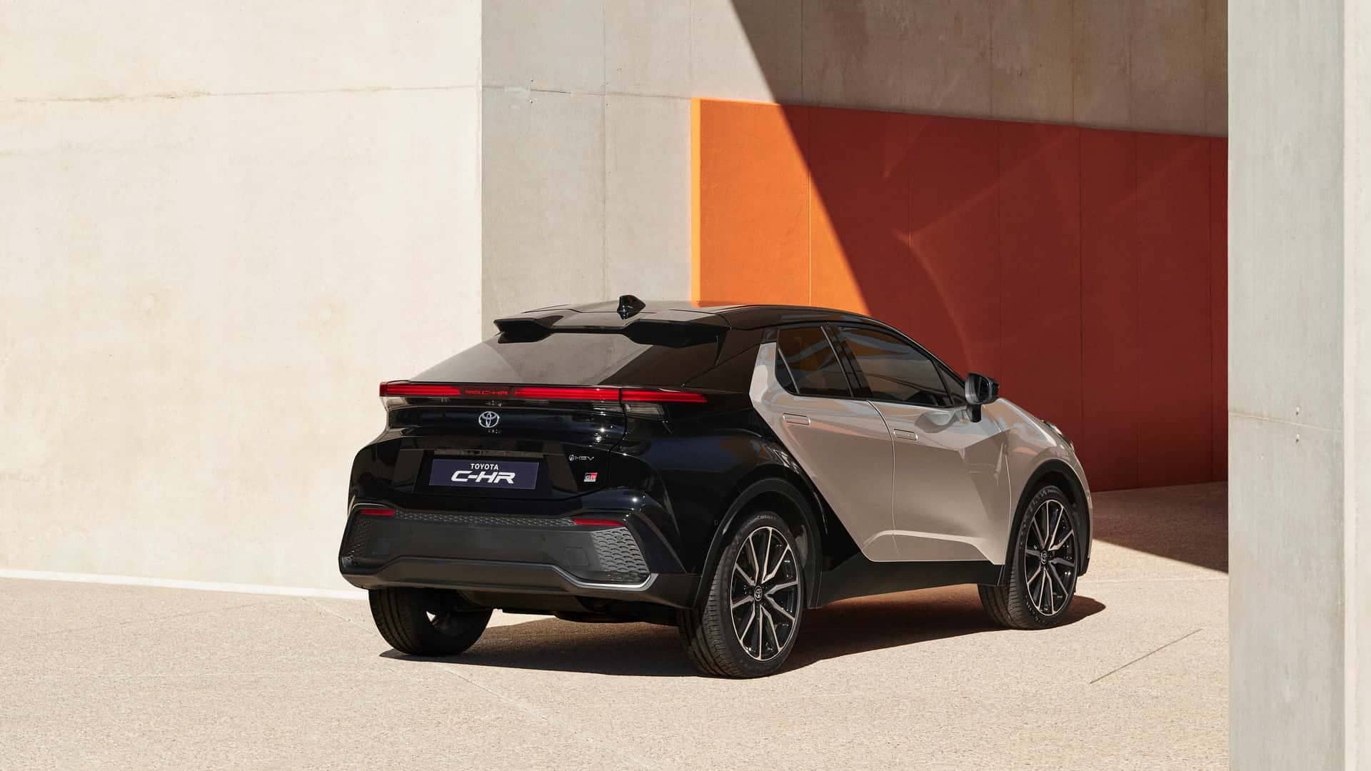Aspecto trasero del C-HR híbrido destacando su diseño futurista