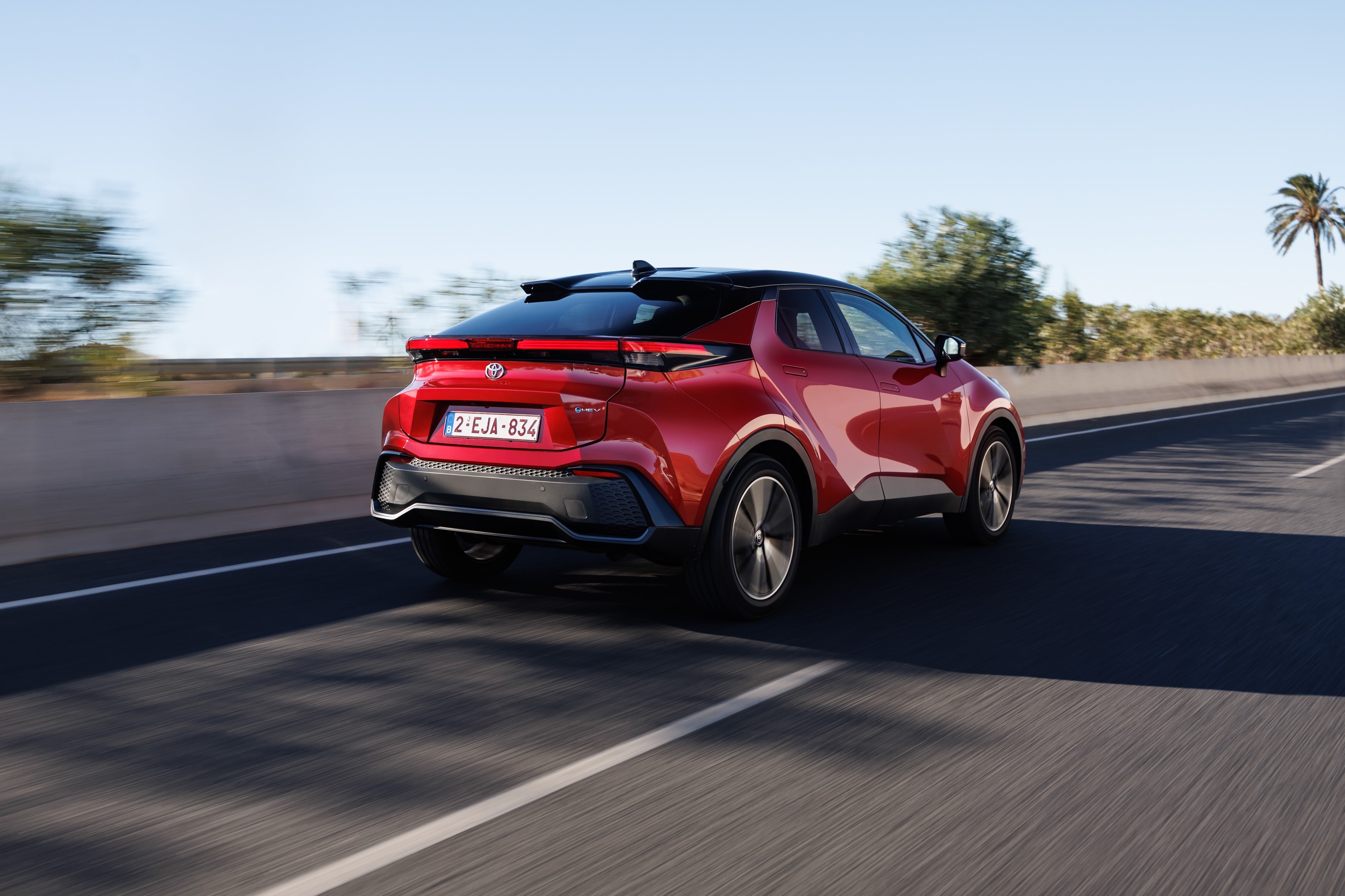 Toyota C-HR híbrido capturado desde atrás, exhibiendo sus luces y parachoques.
