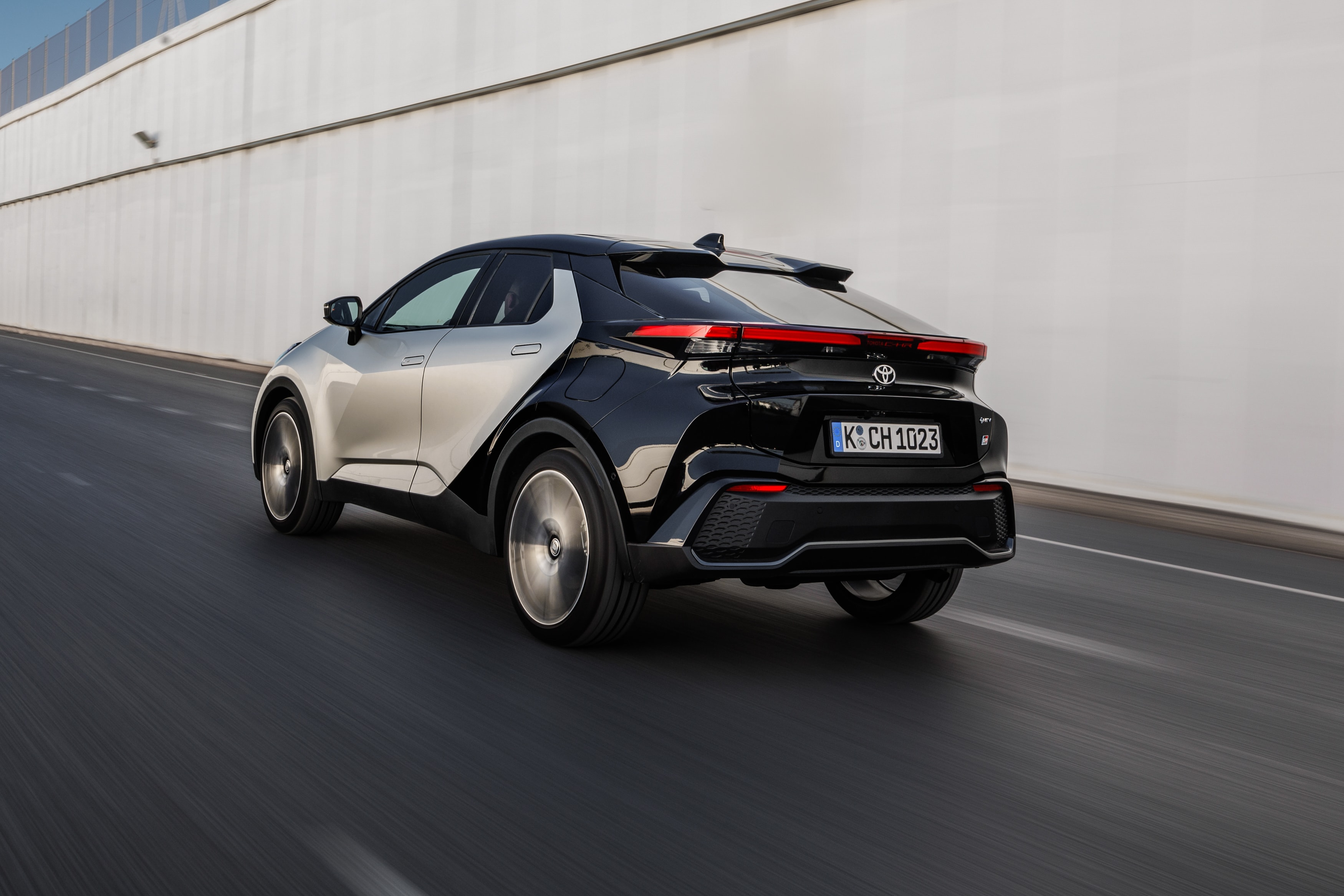 Perspectiva trasera y lateral que muestra la silueta deportiva del Toyota C-HR.