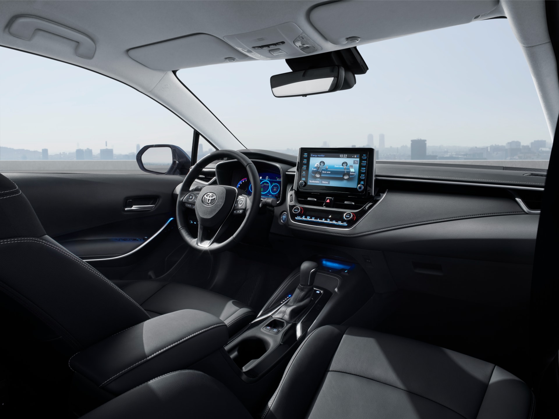 Cabina del Corolla con un toque moderno y tecnología integrada.