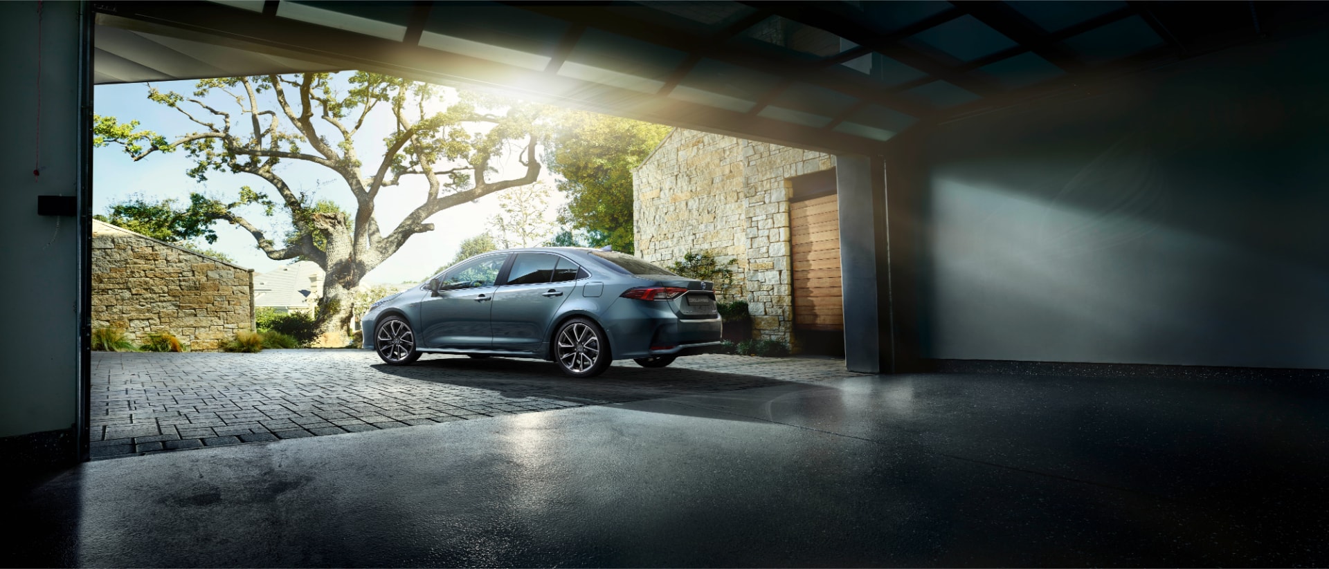 Vista lateral del Corolla destacando su silueta aerodinámica.