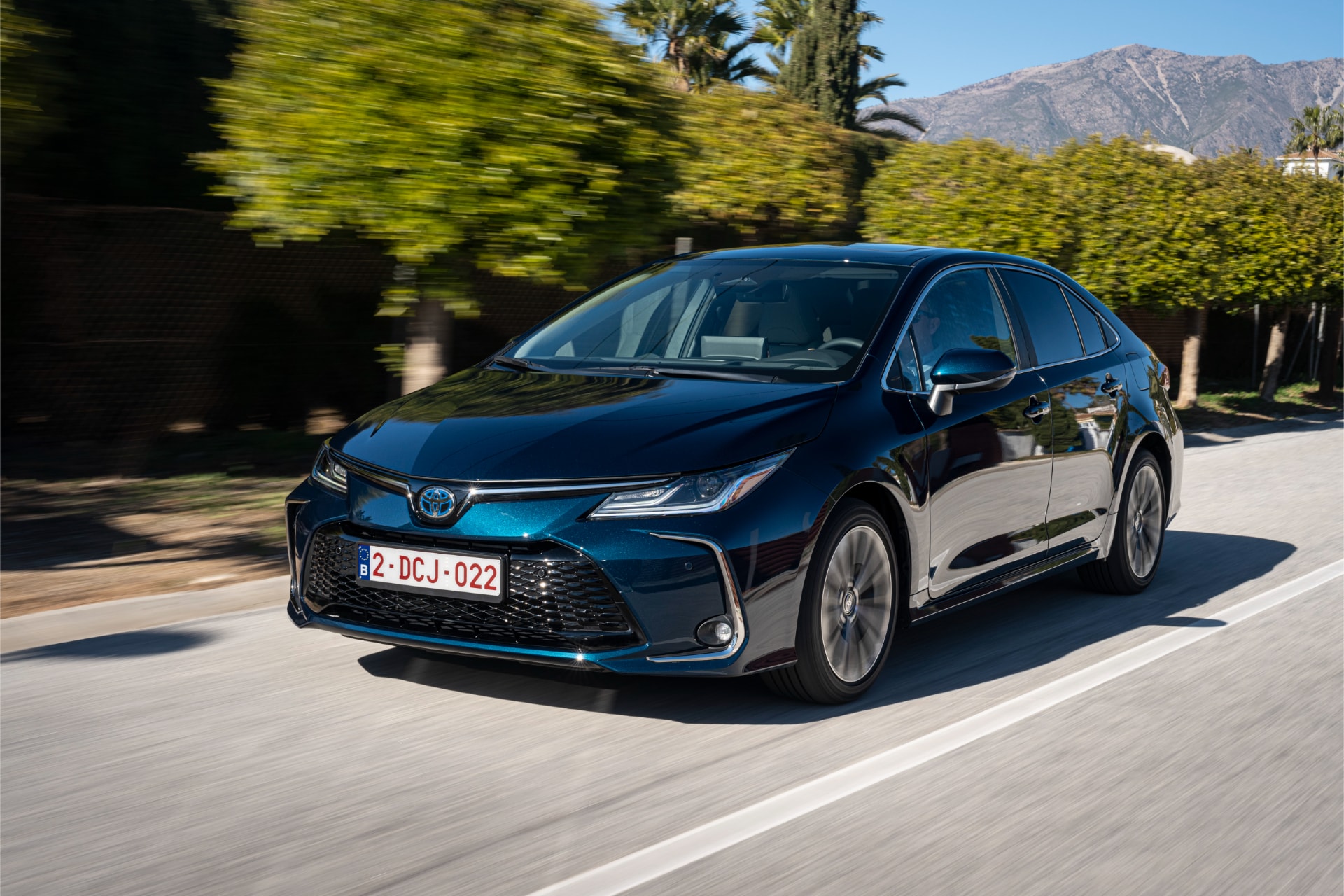 Imponente ángulo frontal del Corolla en su versión híbrida.
