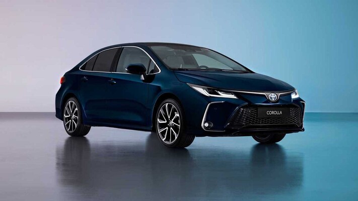 Vista angular delantera que muestra diseño y llantas del Corolla. Vista angular delantera que muestra diseño y llantas del Corolla.