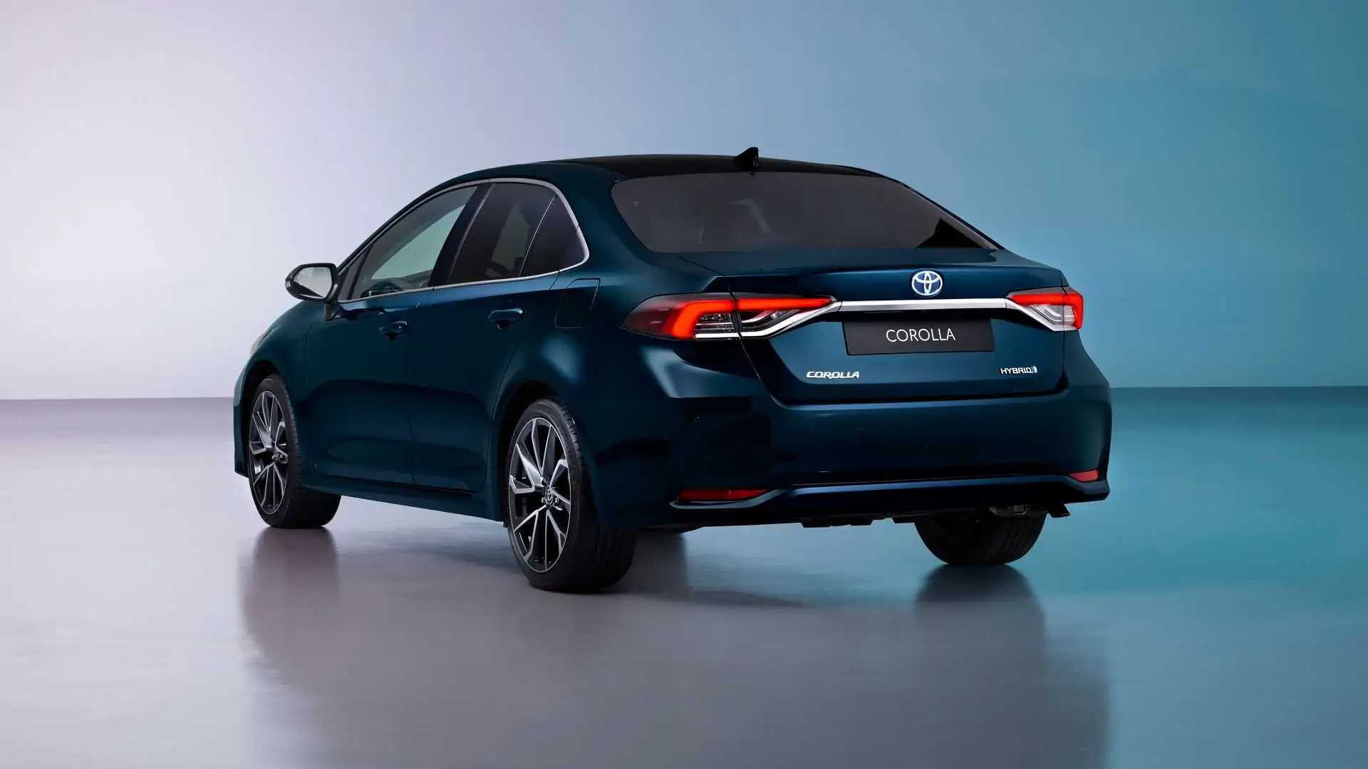 Imagen trasera destacando pilotos y diseño de la zaga.