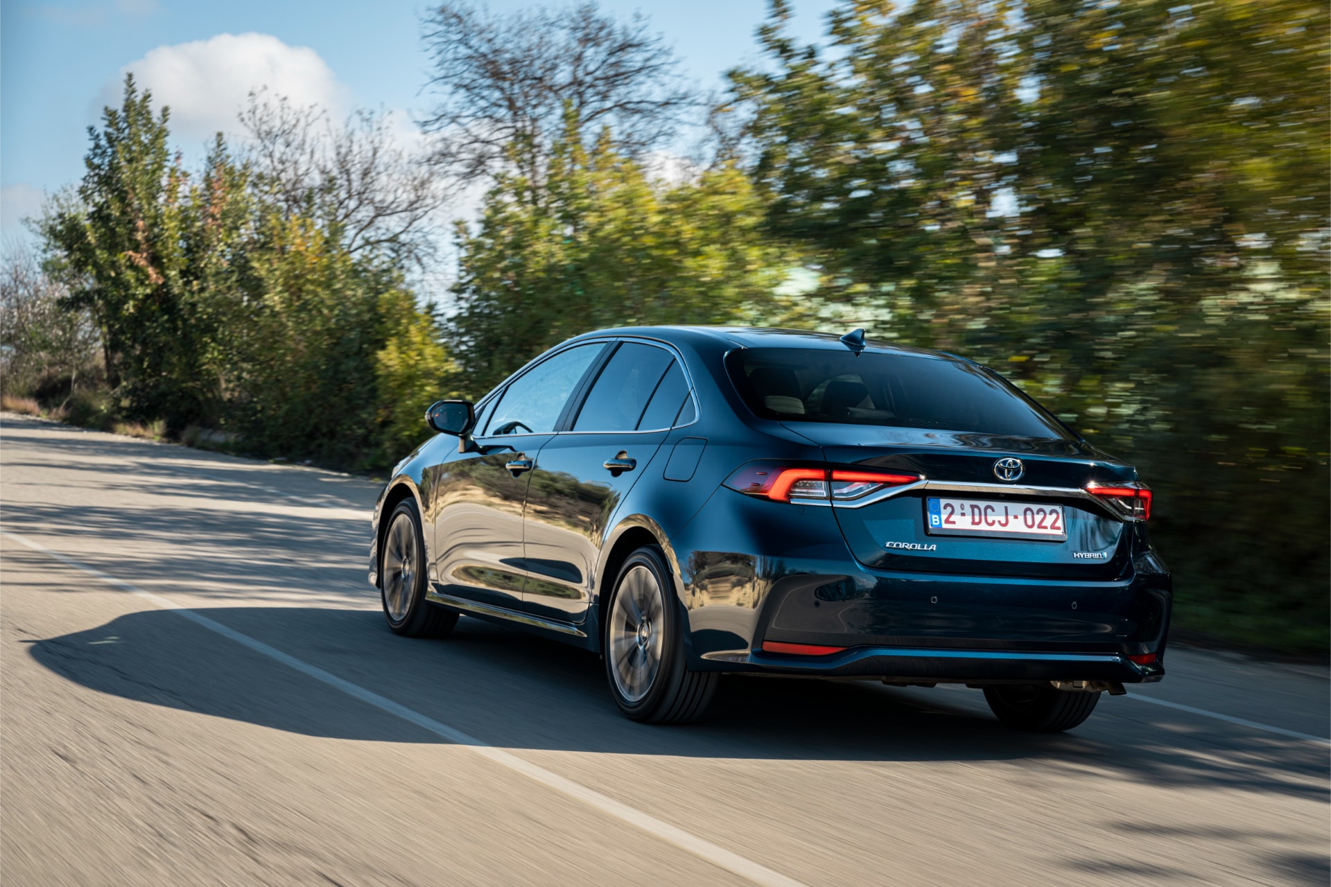 Vista trasera del Corolla, destacando su diseño de luces y parachoques.
