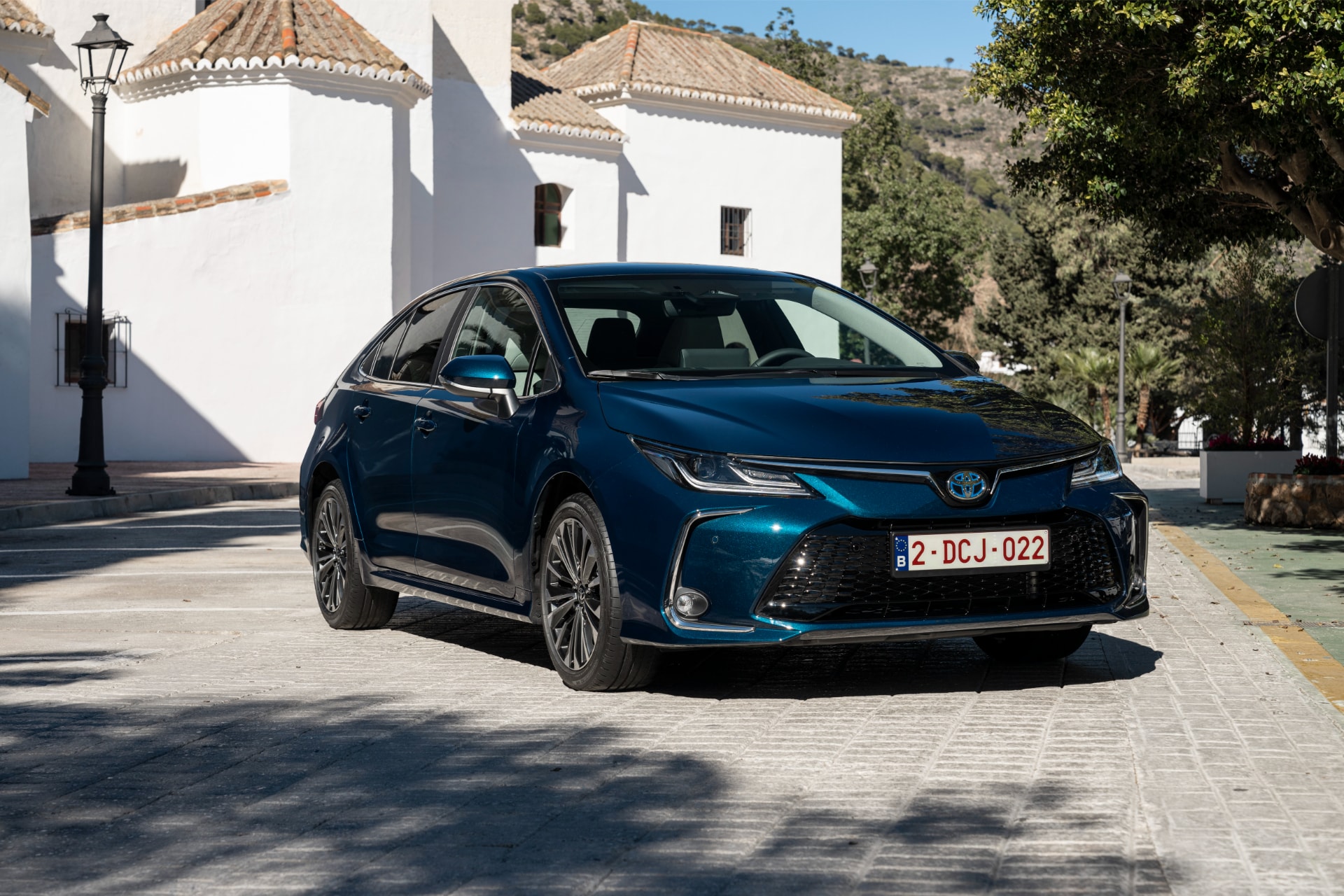 Imagen en movimiento del Toyota Corolla mostrando su parte trasera.