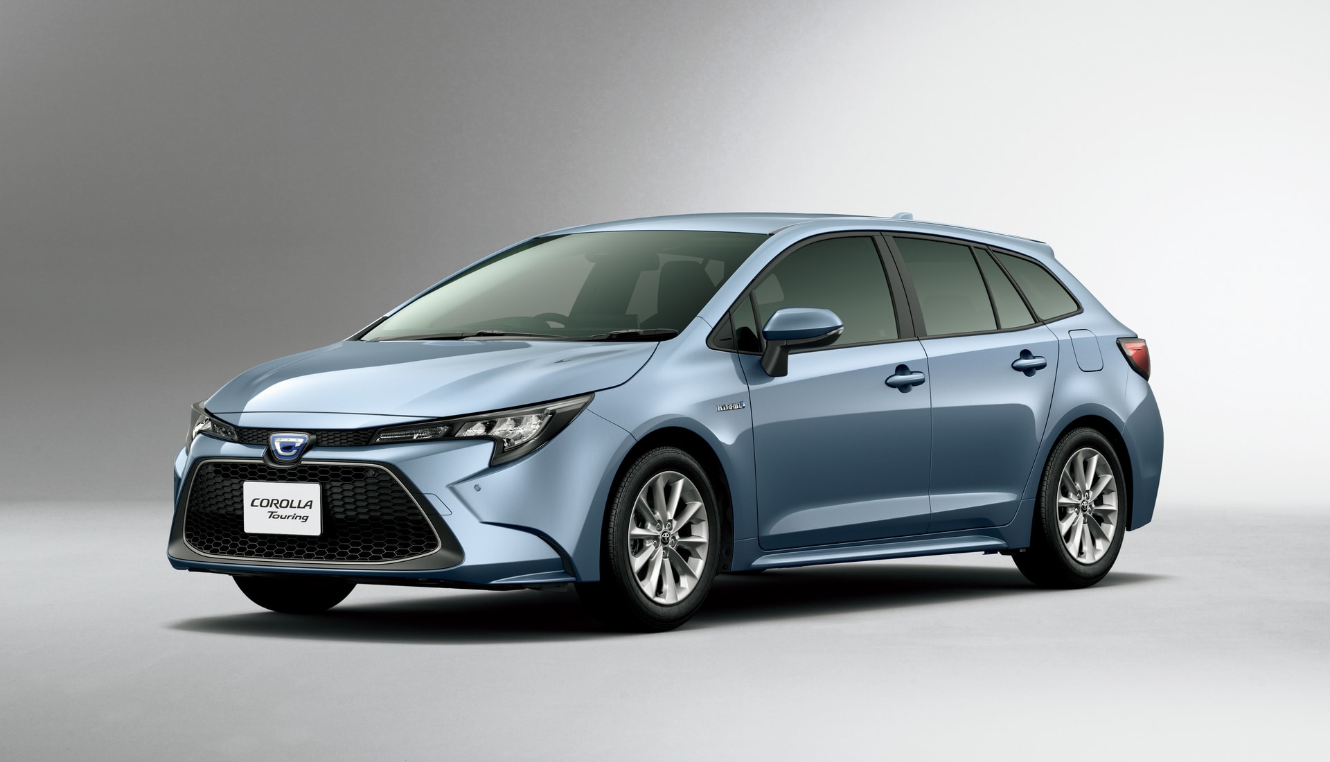 Imagen lateral y delantera del Toyota Corolla Touring Sports que muestra su elegancia y diseño.