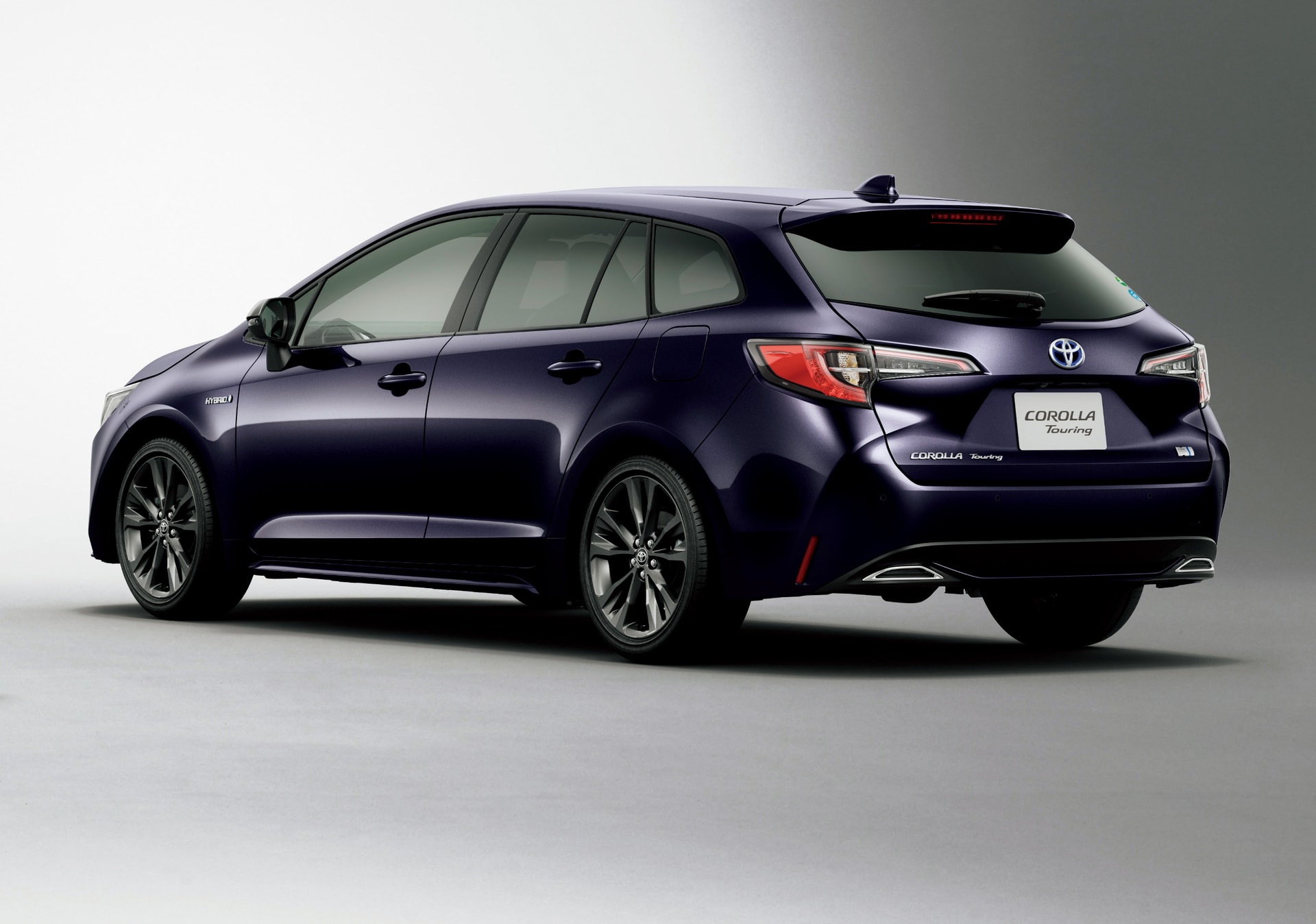 Imagen trasera y lateral que subraya la deportividad y elegancia del diseño.