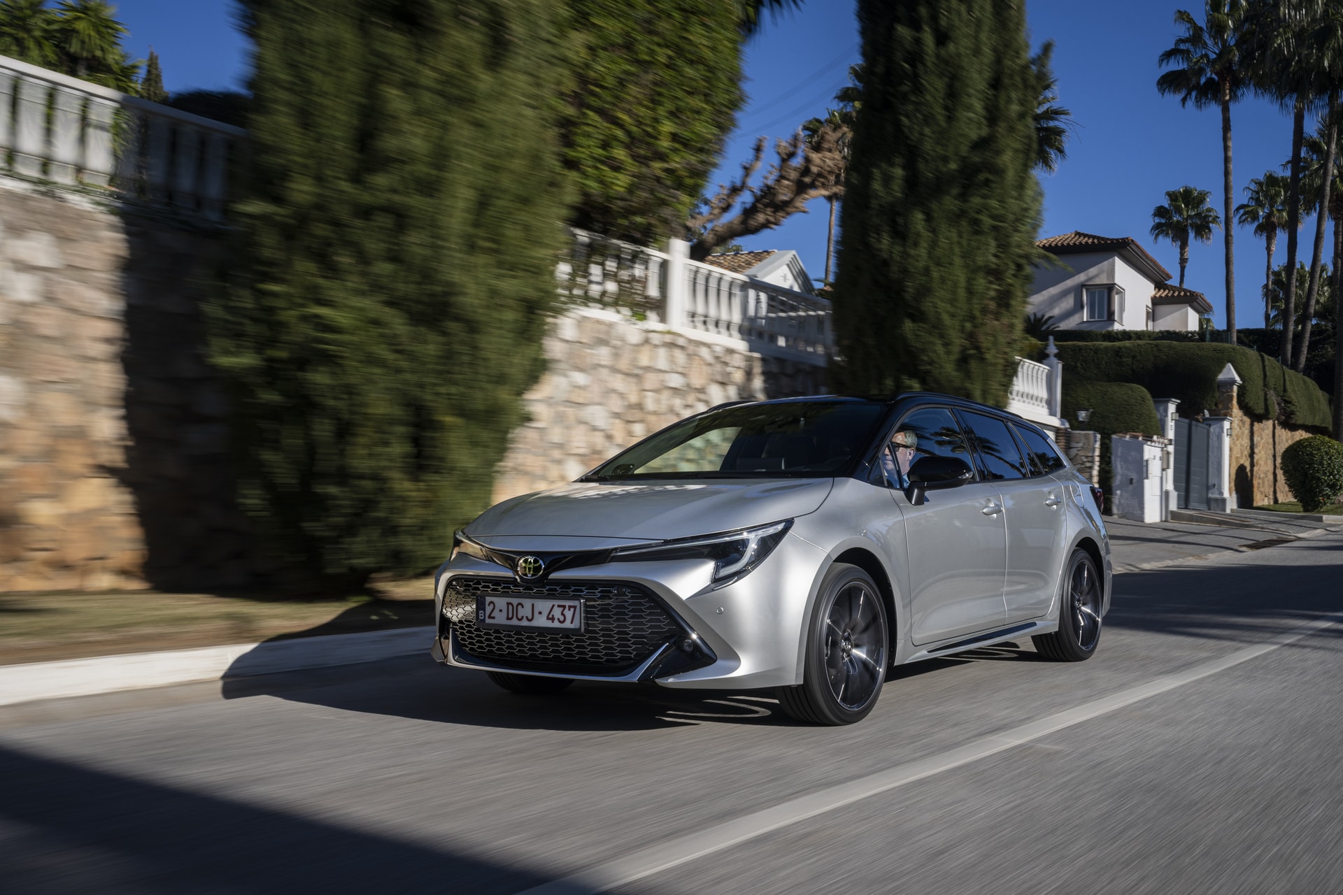 Imagen capturando la esencia dinámica del Corolla Touring Sports en su hábitat natural.