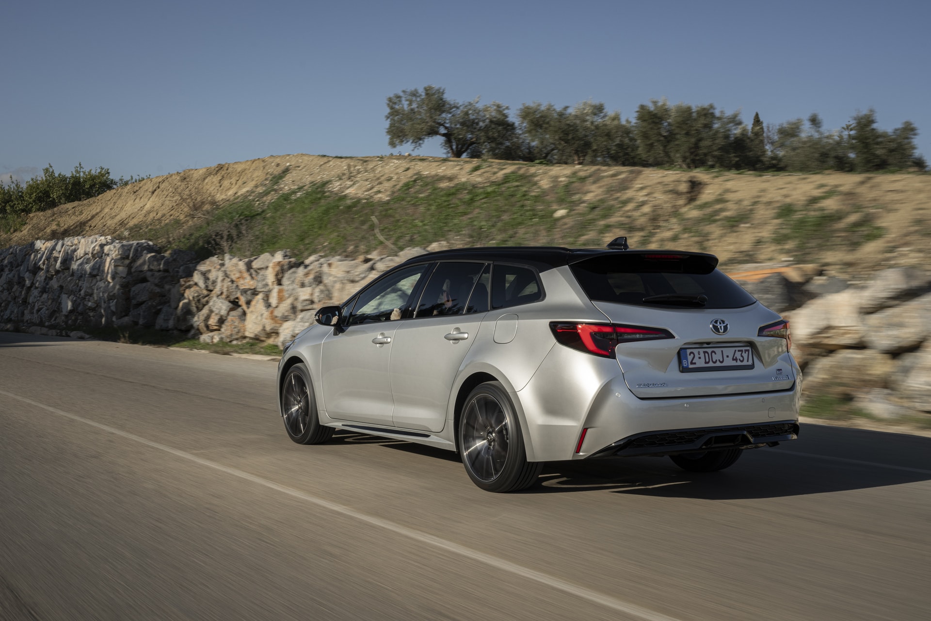 Lateral del Corolla Touring, resaltando su silueta estilizada en movimiento.
