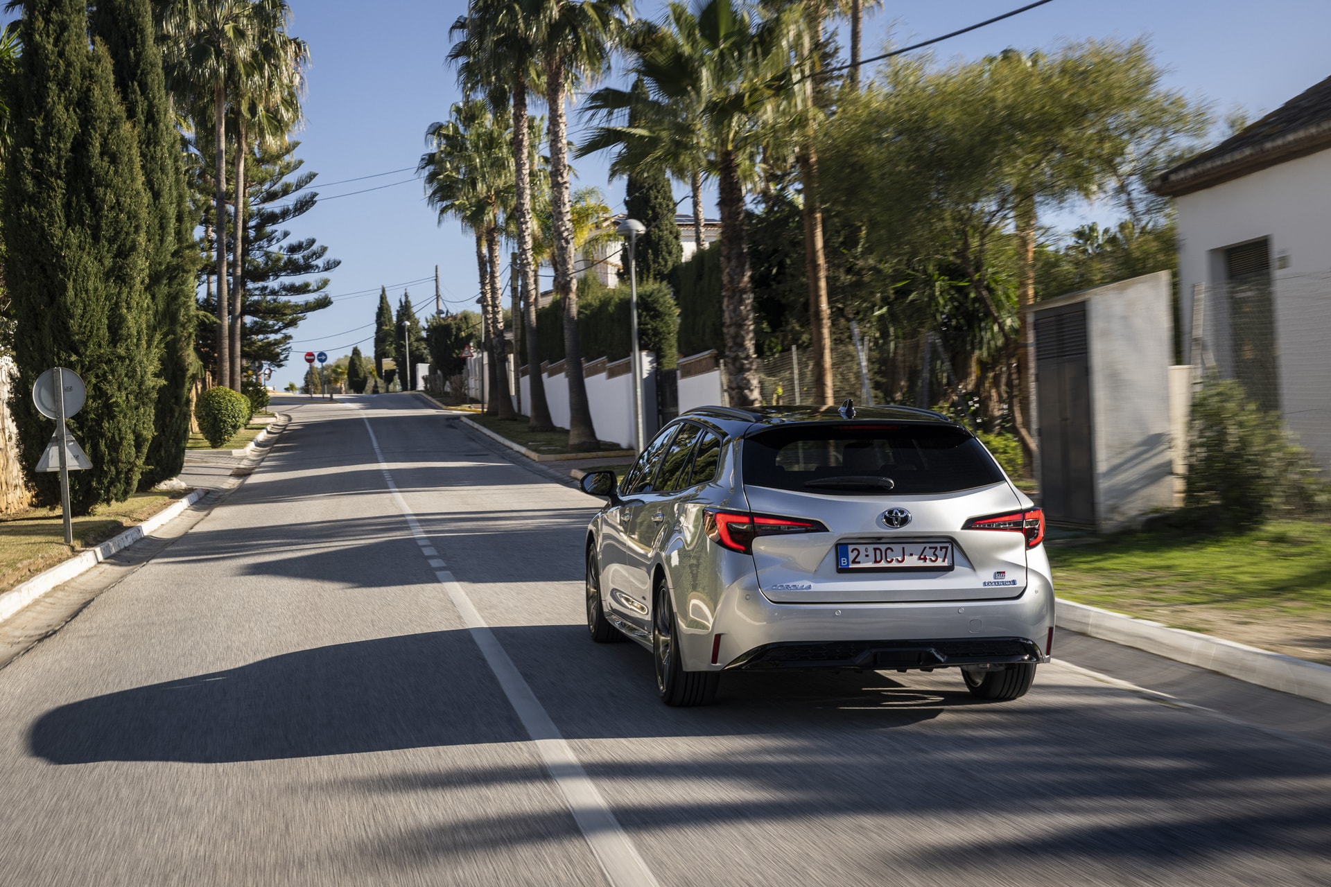 Perspectiva que muestra la parte trasera del Toyota Corolla Touring Sports en entorno urbano.