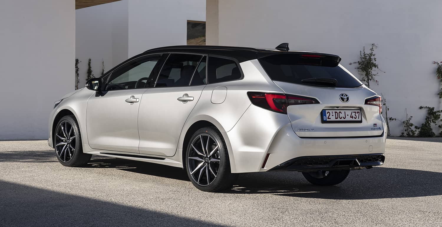 Trasera del Corolla Touring Sports mostrando líneas deportivas.