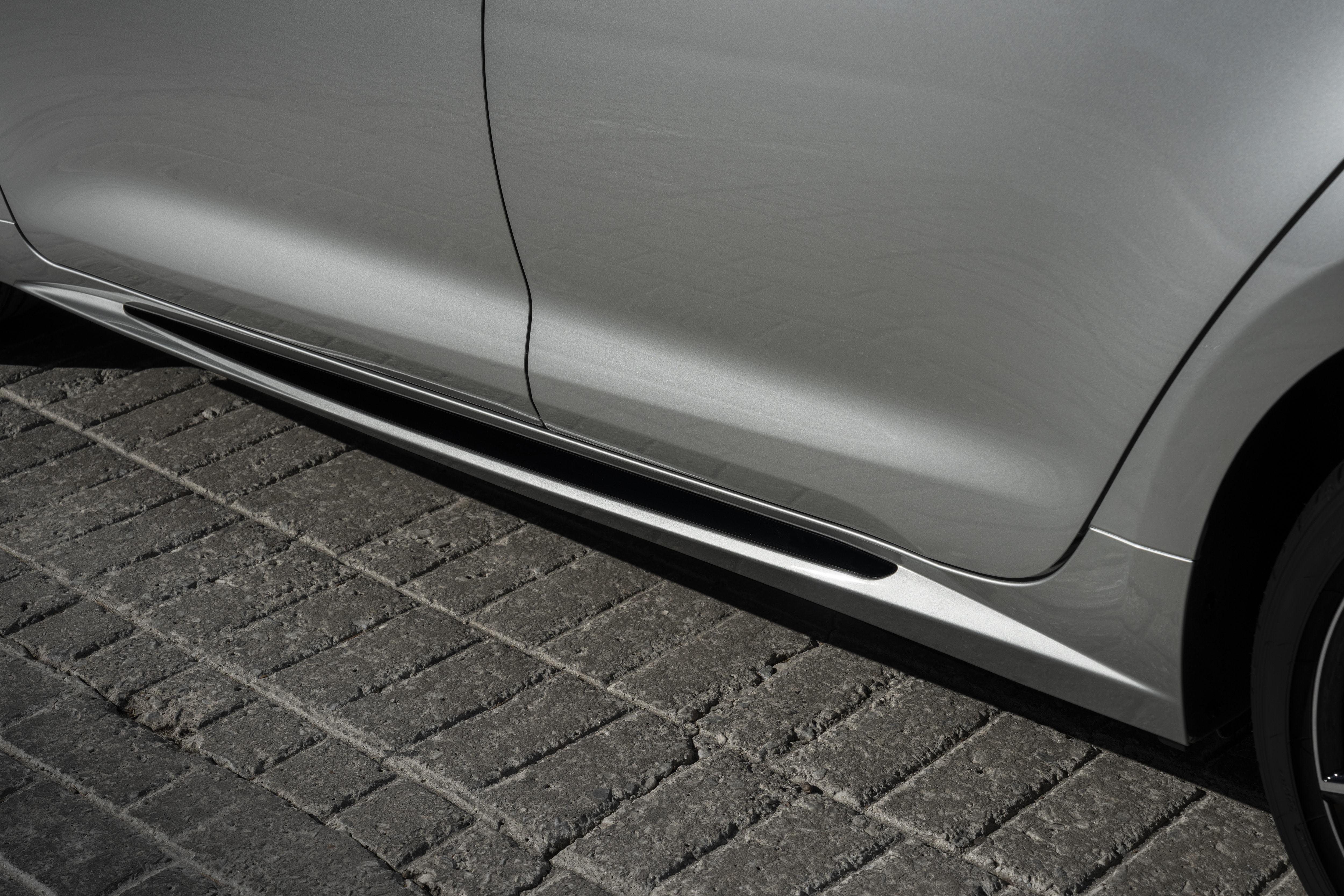 Imagen de los estribos laterales del Corolla Touring Sports.