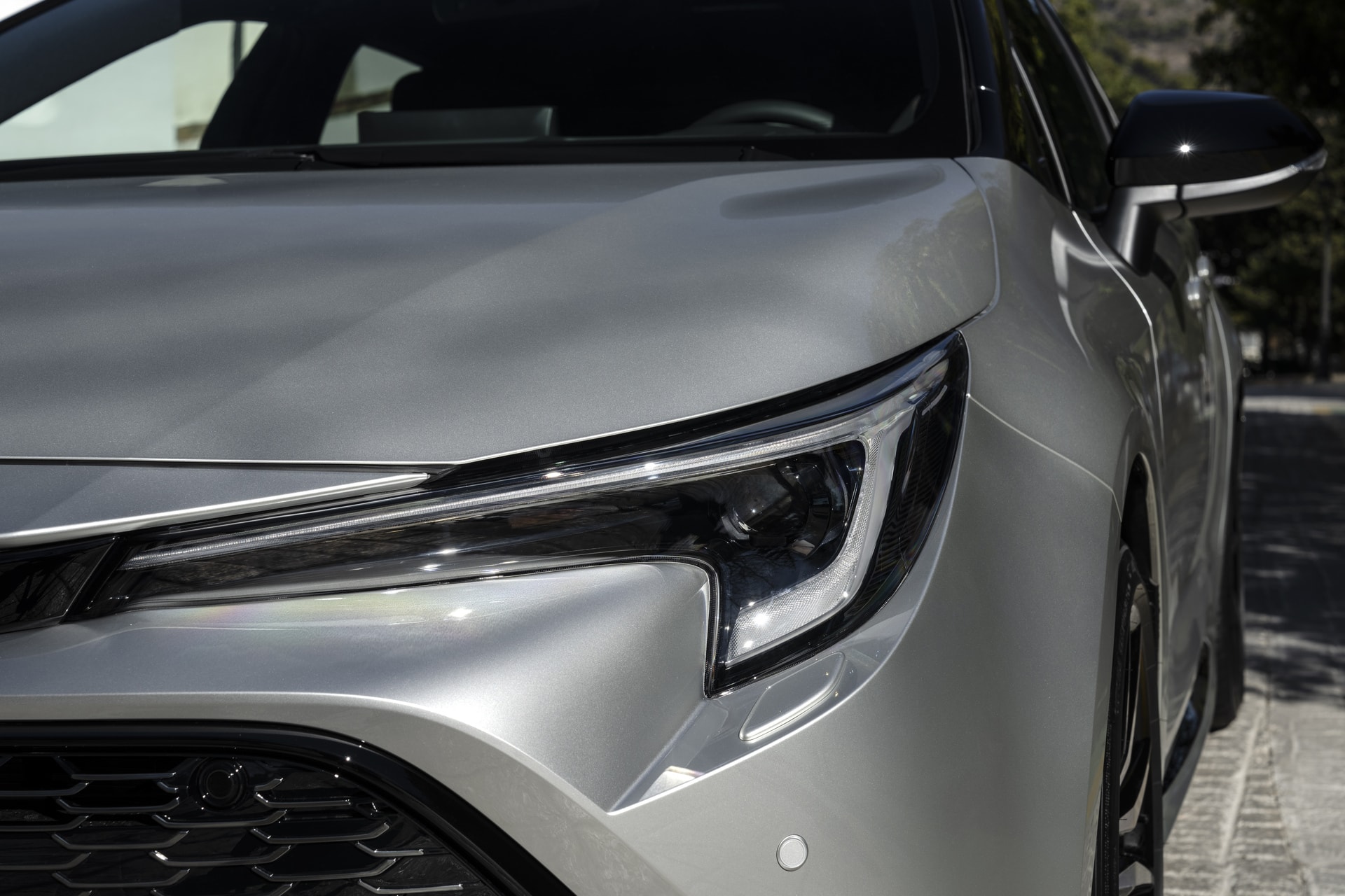 Primer plano del faro elegante y tecnológico del Corolla Touring Sports.