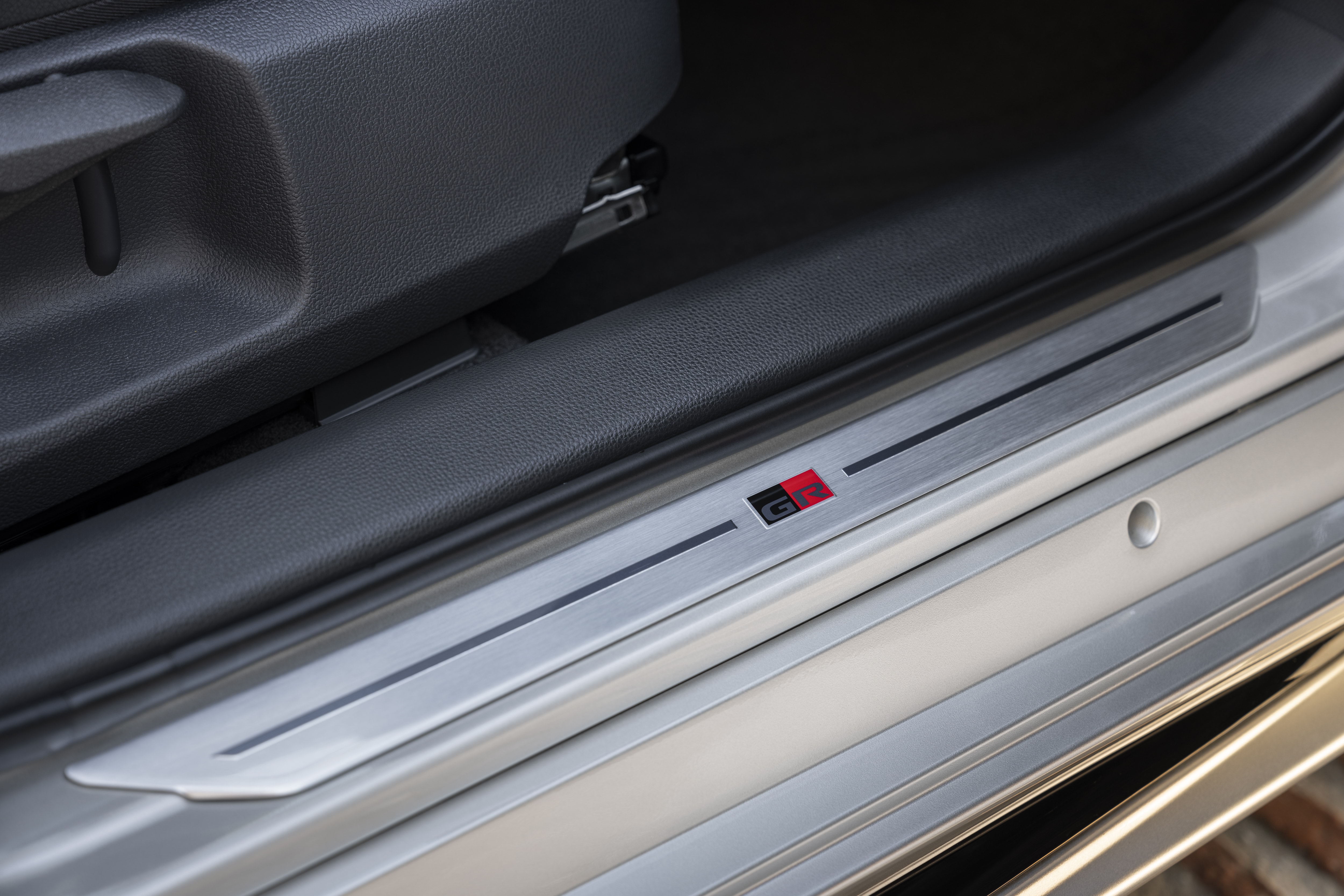 Imagen del umbral de la puerta con insignia, sumando al aura premium del interior.