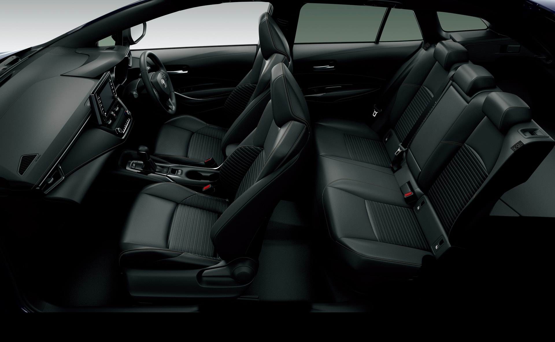 Vista lateral interna que enfatiza el espacio y acabados premium del habitáculo