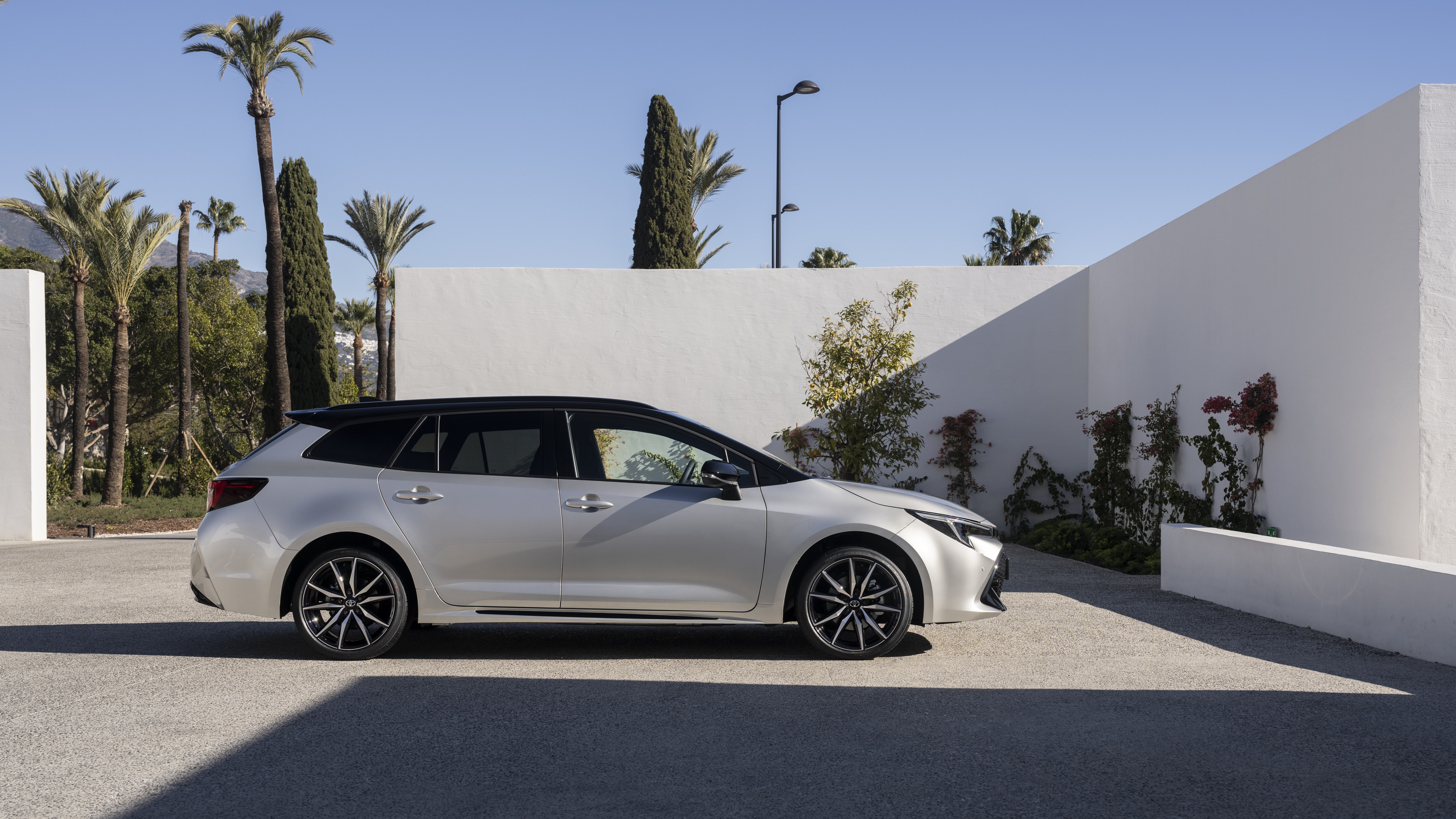 Perfil lateral completo mostrando líneas dinámicas del Toyota Corolla Touring Sports.