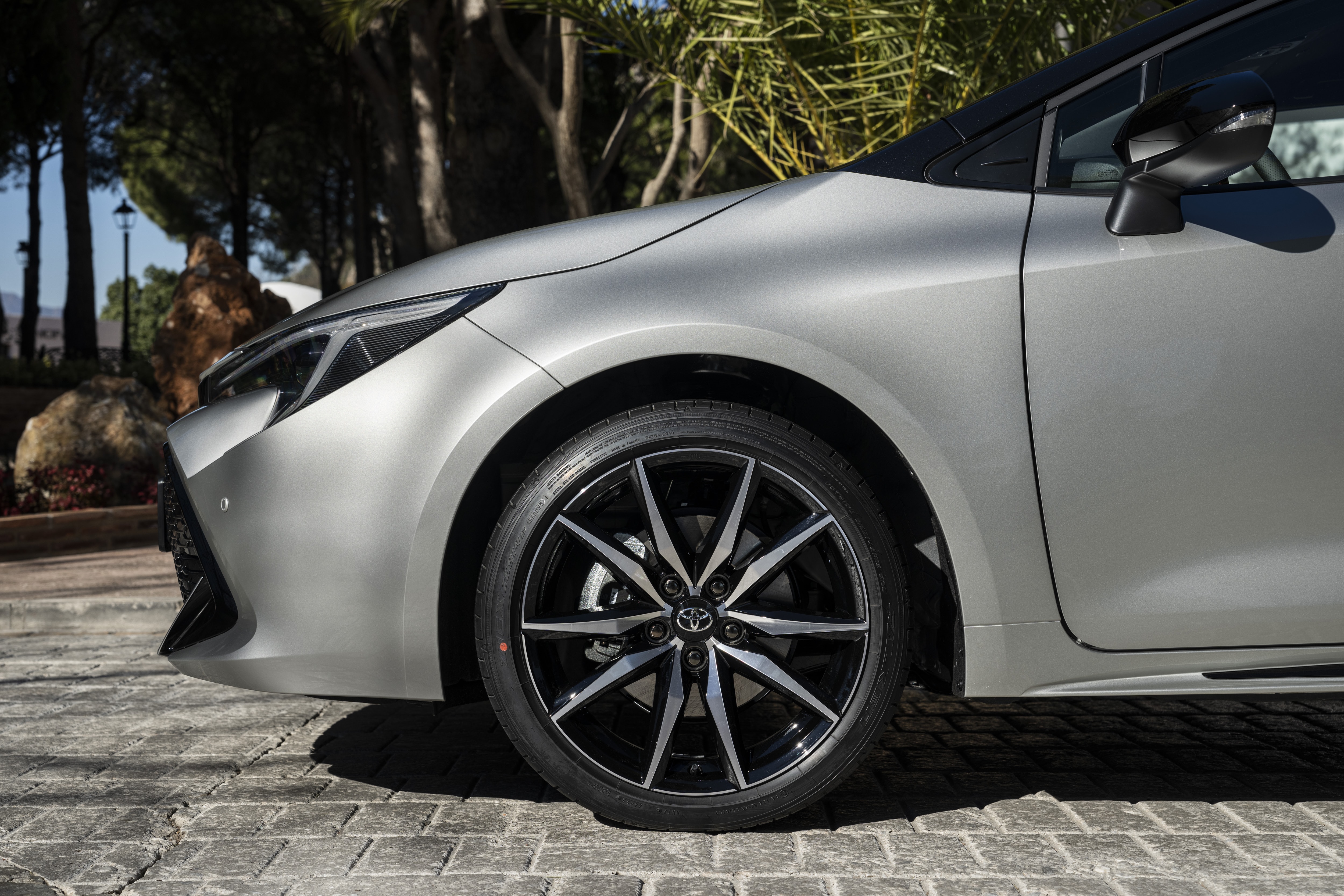 Llantas de aleación que realzan el perfil lateral del Toyota Corolla.