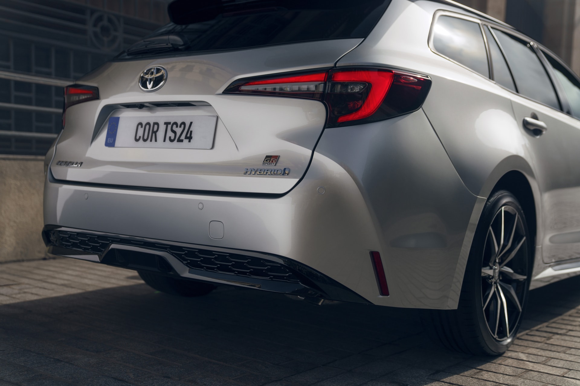 Vista en ángulo de la parte trasera del vehículo, resaltando el diseño dinámico.