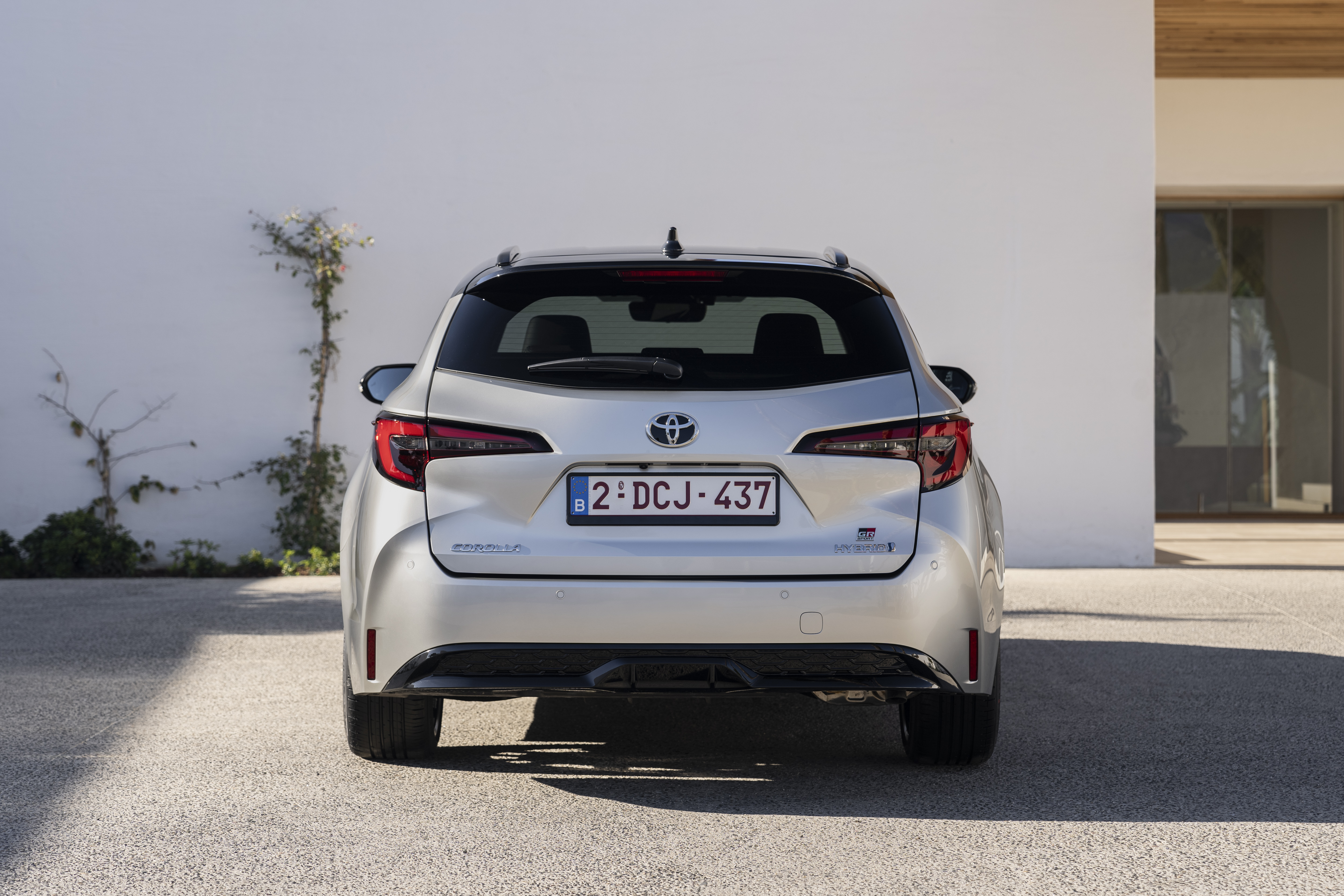 Vista completa de la trasera, destacando la armonía del diseño y tecnología híbrida.