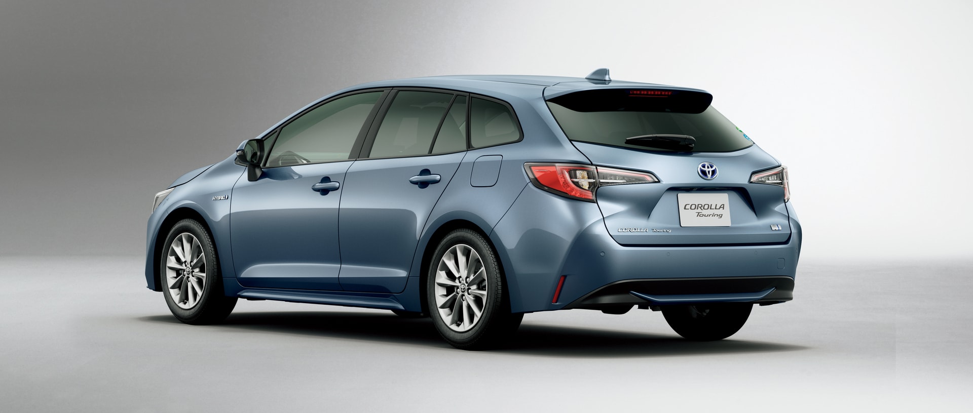 Vista trasera y lateral del Toyota Corolla Touring Sports en azul.